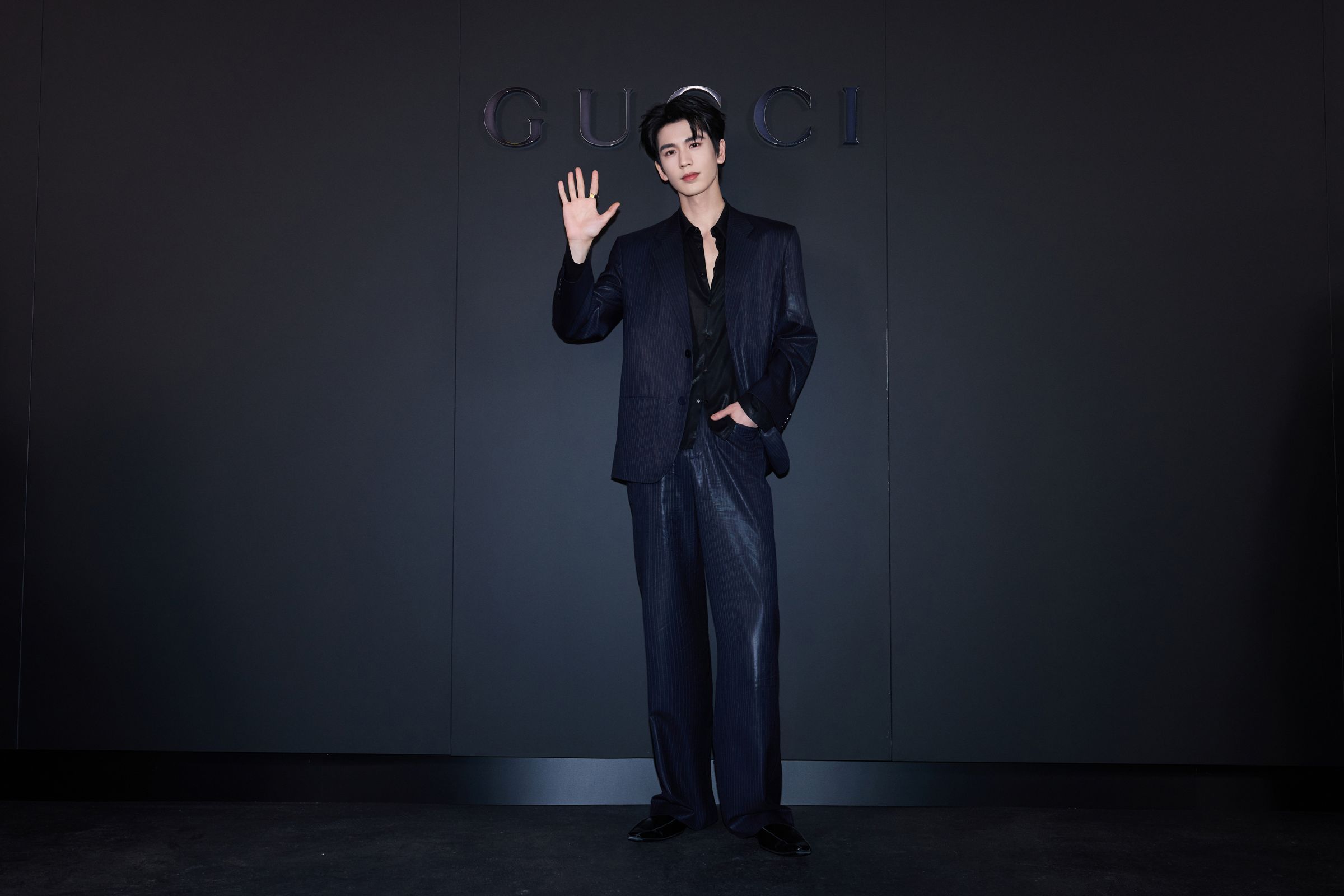 張凌赫身著以Gucci Primavera系列跨季秀款（2026秋冬），是全球首穿。（張凌赫工作室提供）