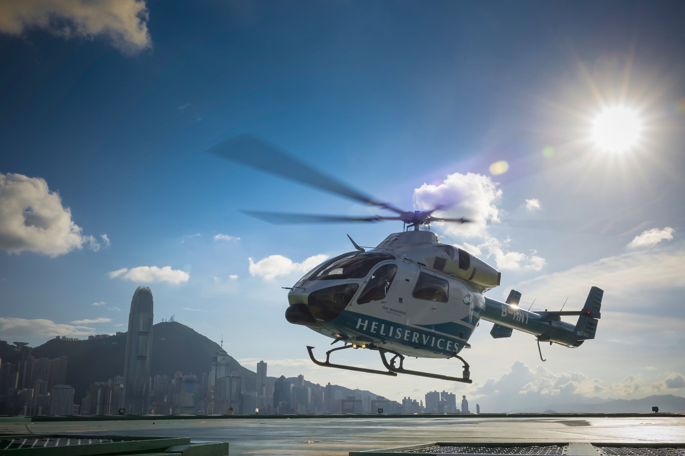 香港半島直升機由Heliservices營運,採雙引擎MD902 Explorer,可容納6名VIP乘客,直達酒店天台。(半島酒店提供)