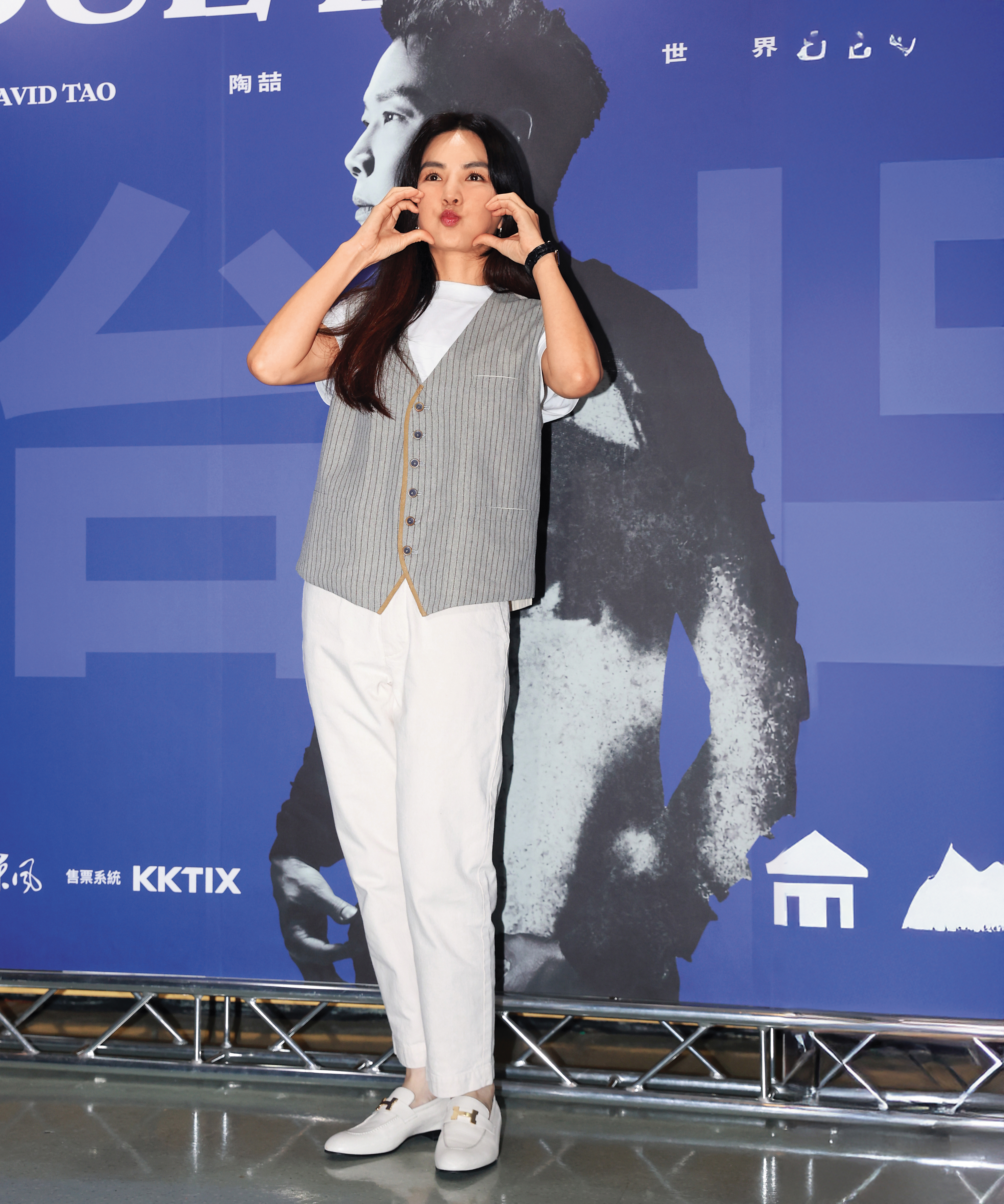 Ella（陳嘉樺）朝聖天王開唱，嘟嘴比出臉頰愛心裝少女，不過許願歌單一說出口馬上洩漏年齡，「很想聽到〈愛很簡單〉〈黑色柳丁〉。」她自嘲：「不要唱太新的歌，我也有點年紀了。」
