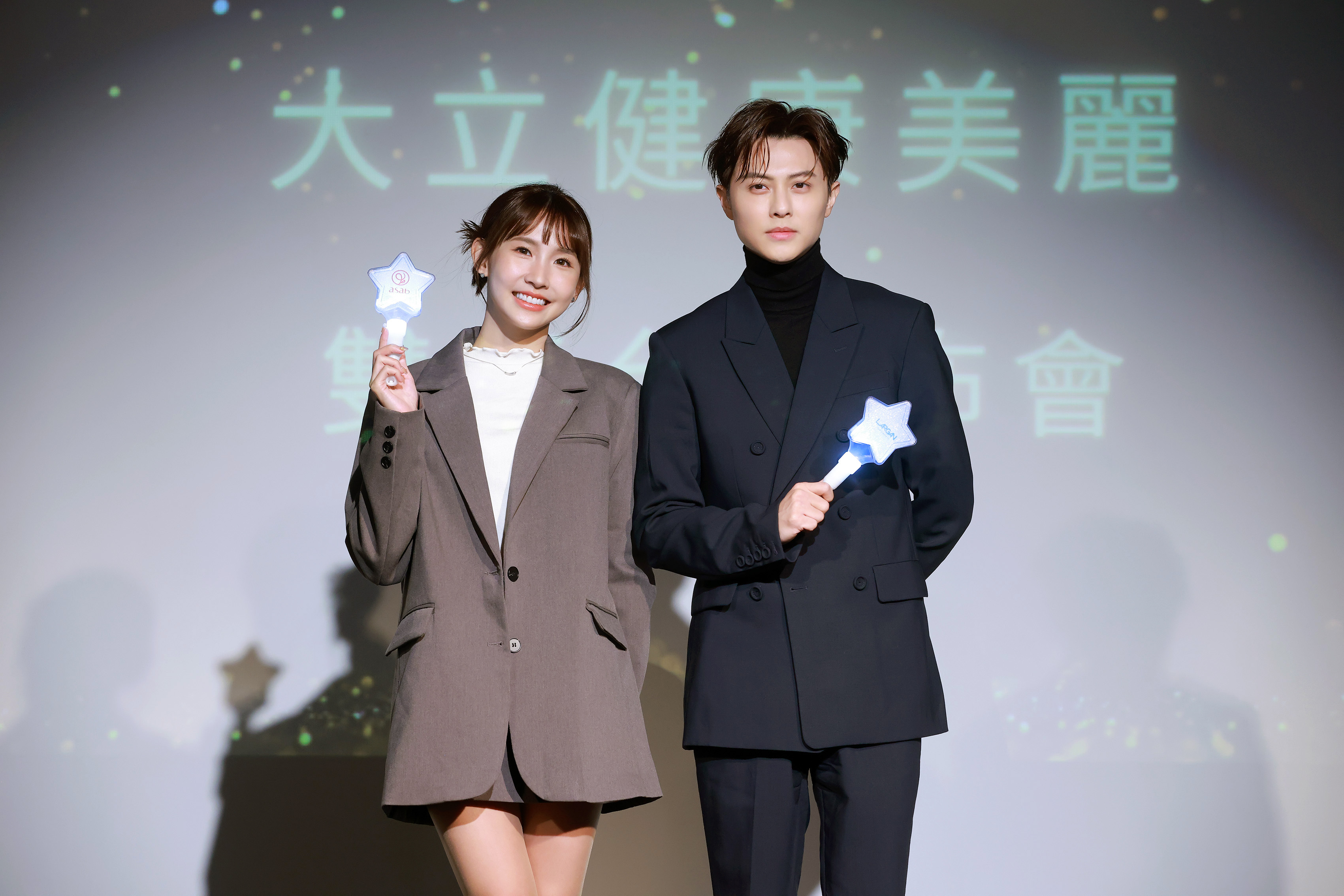 股王「大立光」成立新的事業，並架構平台，打造消費者與店家雙贏的美業生態圈，分別由「王子」邱勝翊與粿粿代言。（大立美提供）