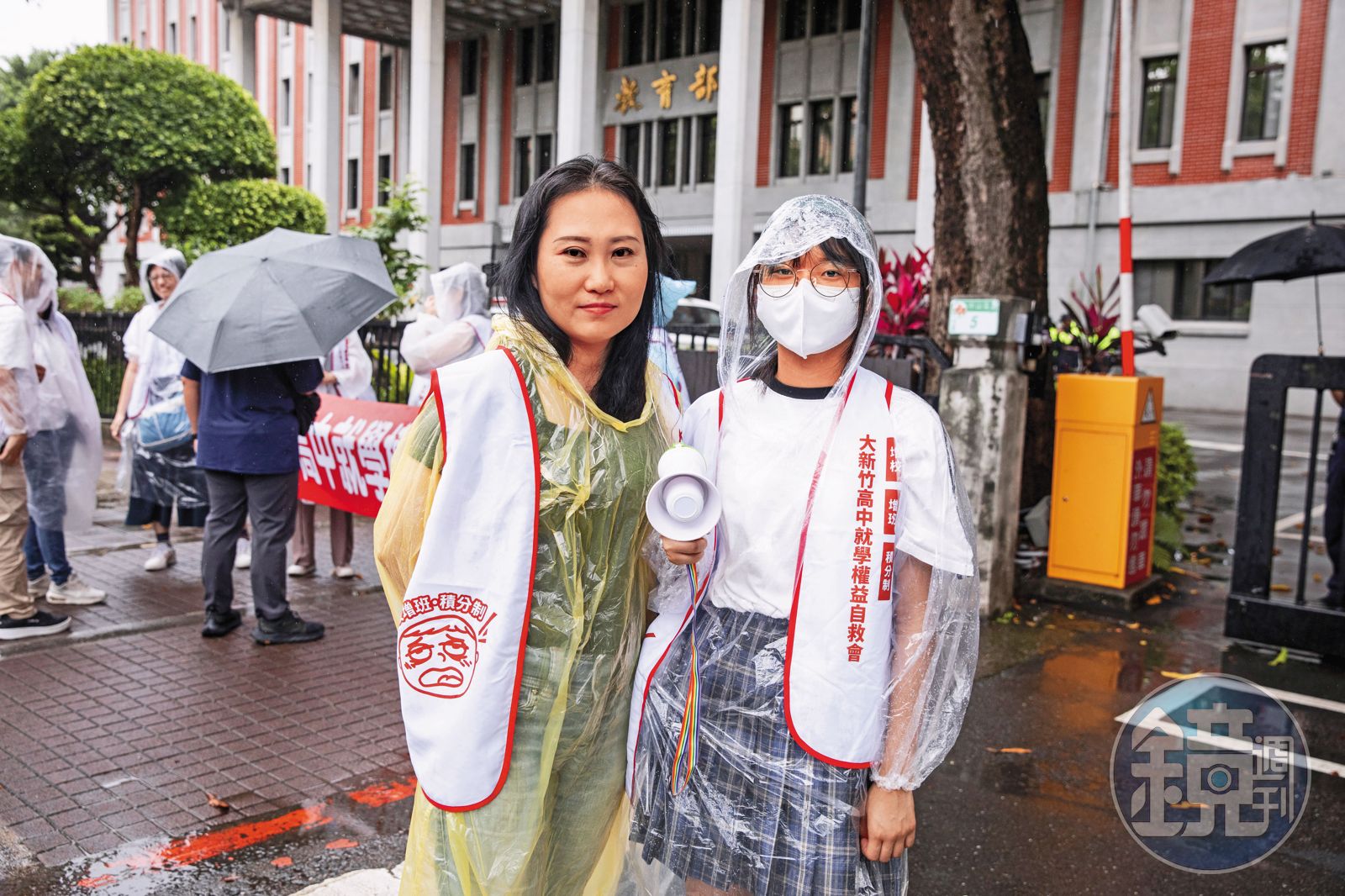 潘思齊（左）是大新竹高中就學權益自救會發言人之一，為了孩子能就近入學，長期與政府、民代斡旋。圖為她日前帶著國三的女兒北上，在教育部前發聲