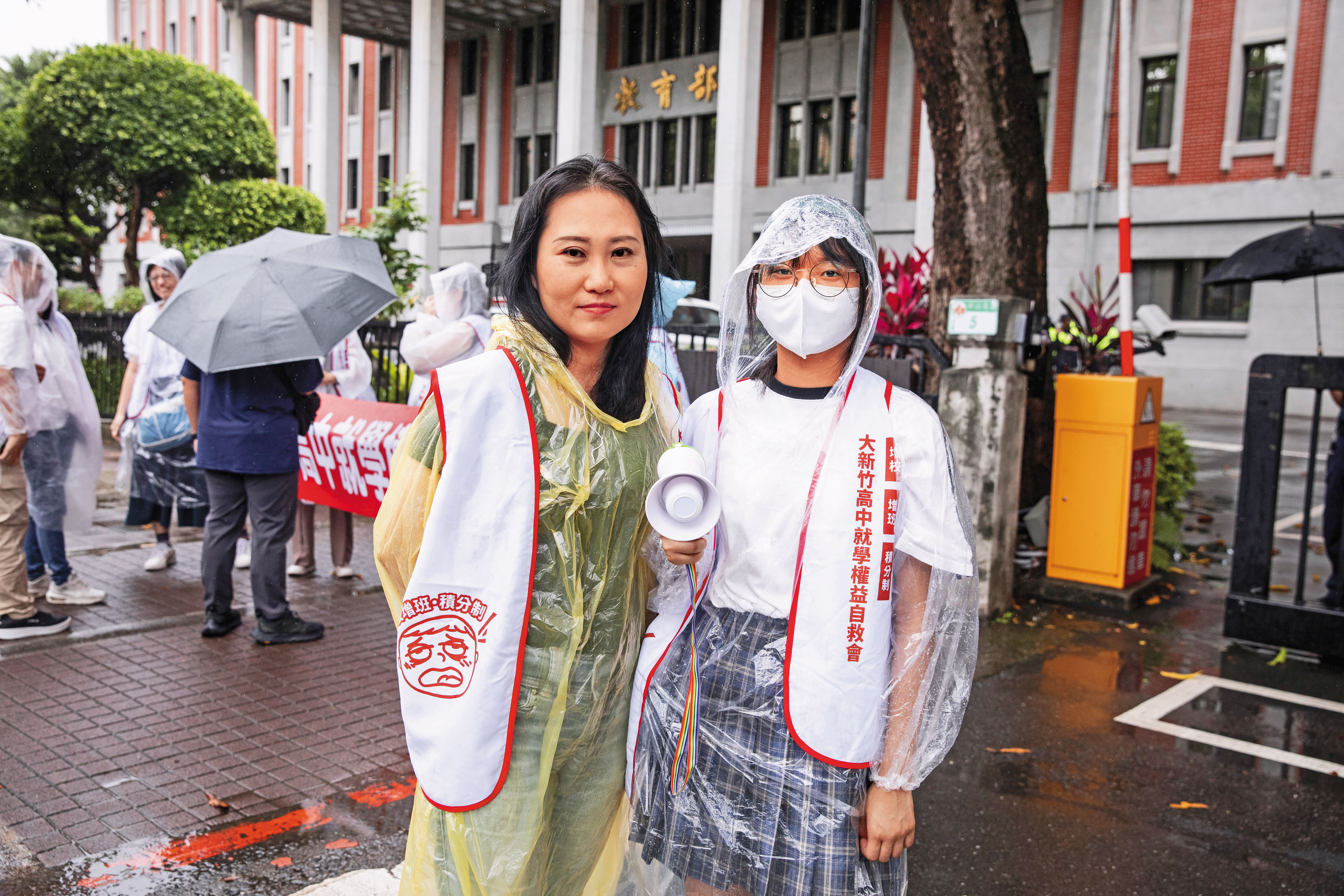 潘思齊（左）是大新竹高中就學權益自救會發言人之一，為了孩子能就近入學，長期與政府、民代斡旋。圖為她日前帶著國三的女兒北上，在教育部前發聲。