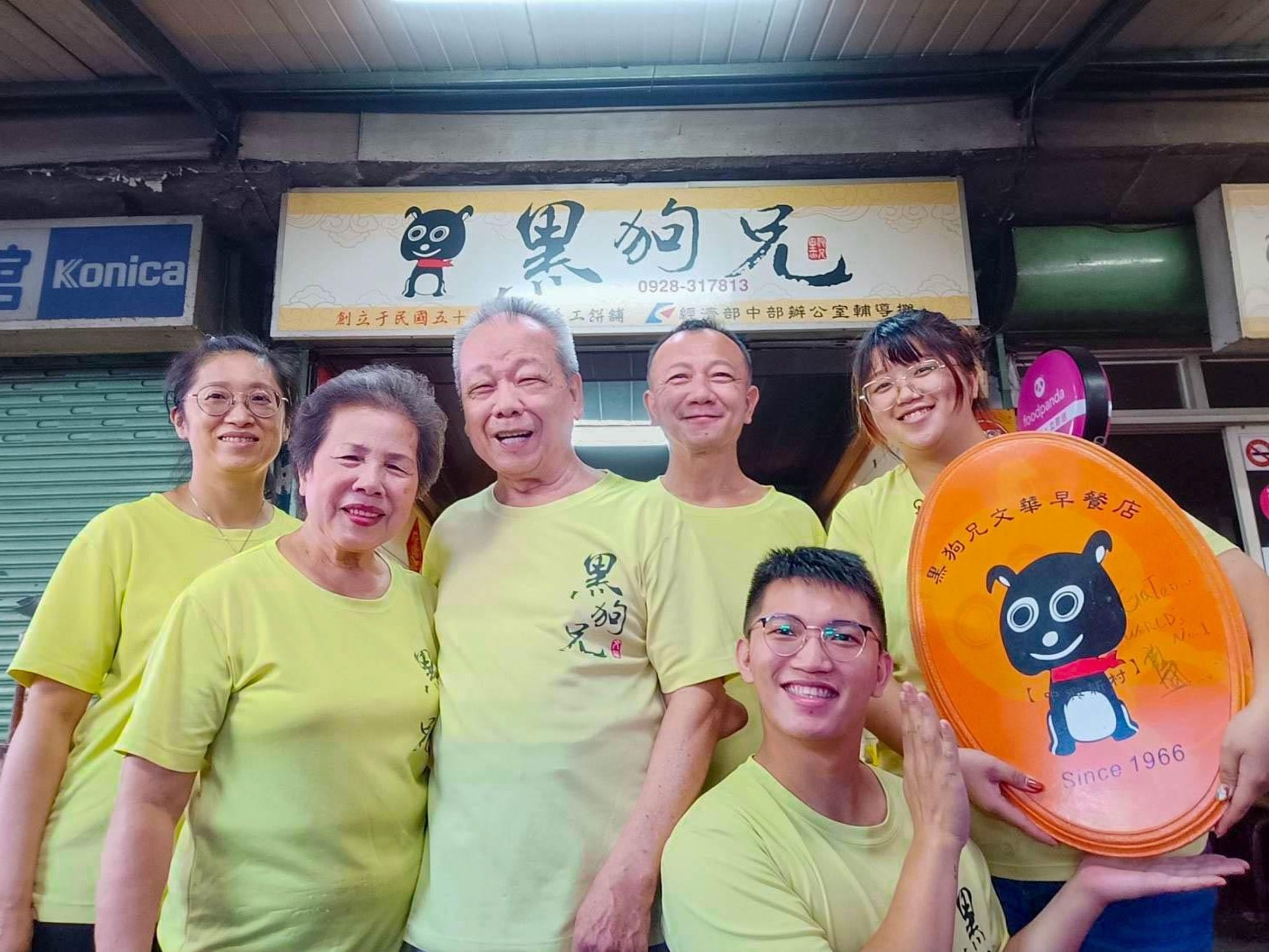 張竣凱（前排１）積極與居民溝通，希望可以讓家鄉變得更好，也讓越來越多店家願意跟他合作，一同努力放大地方特色。（張竣凱提供）