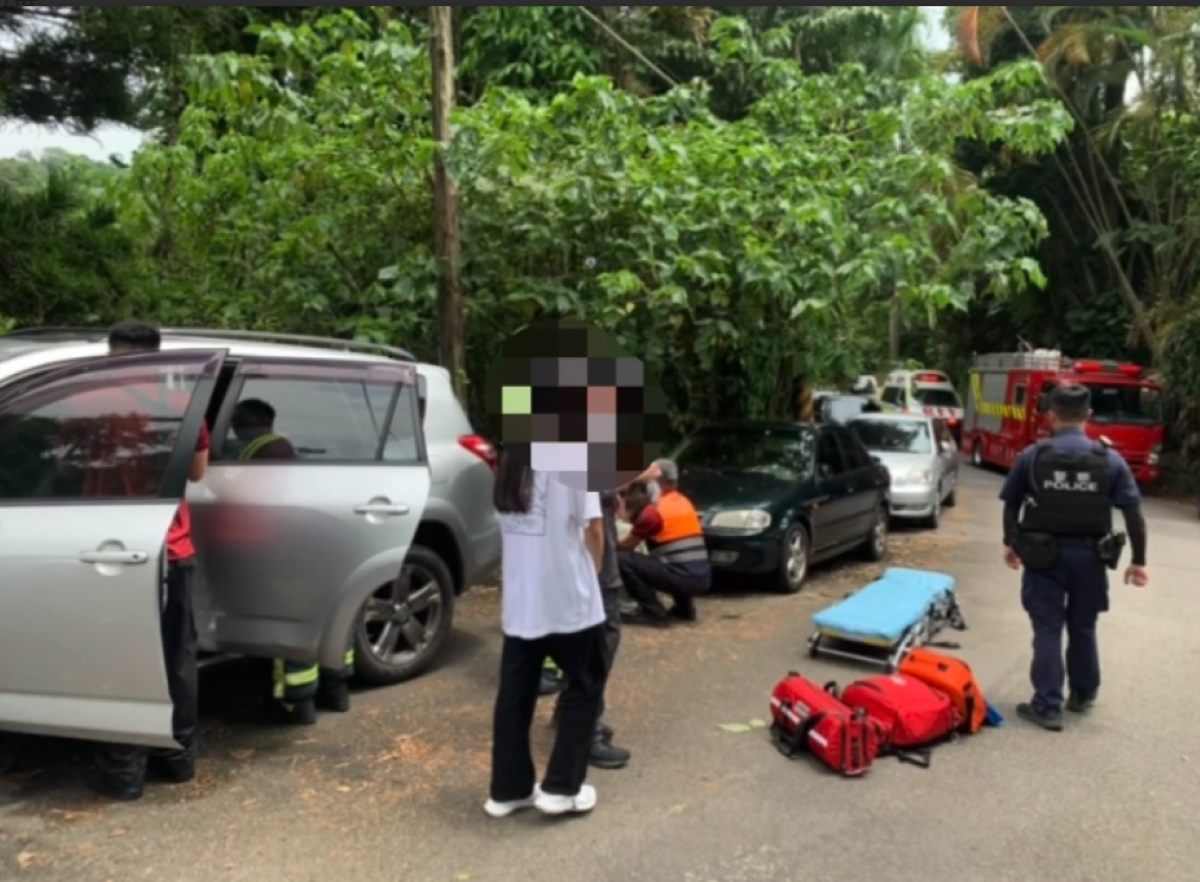 員警打開車門將葉女抱下救出呼吸新鮮空氣，成功挽救一條寶貴生命。（內湖分局提供）