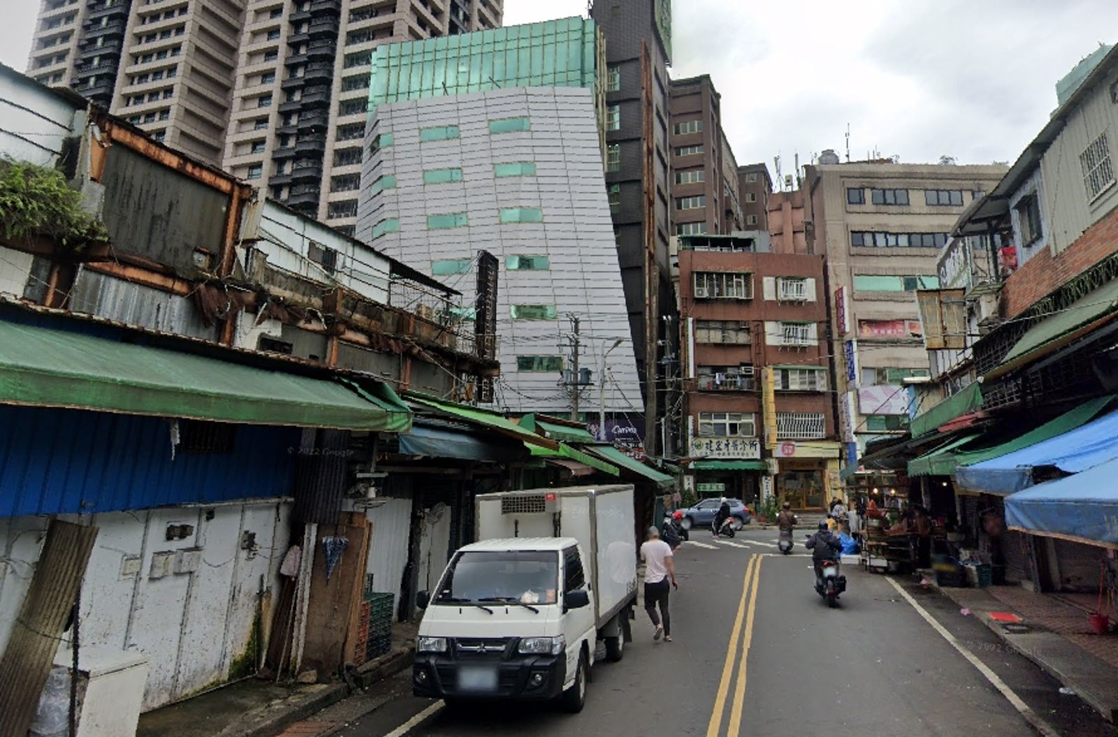 網傳景美菜市場附近大樓受地震影響疑似歪斜。（翻攝自google maps）
