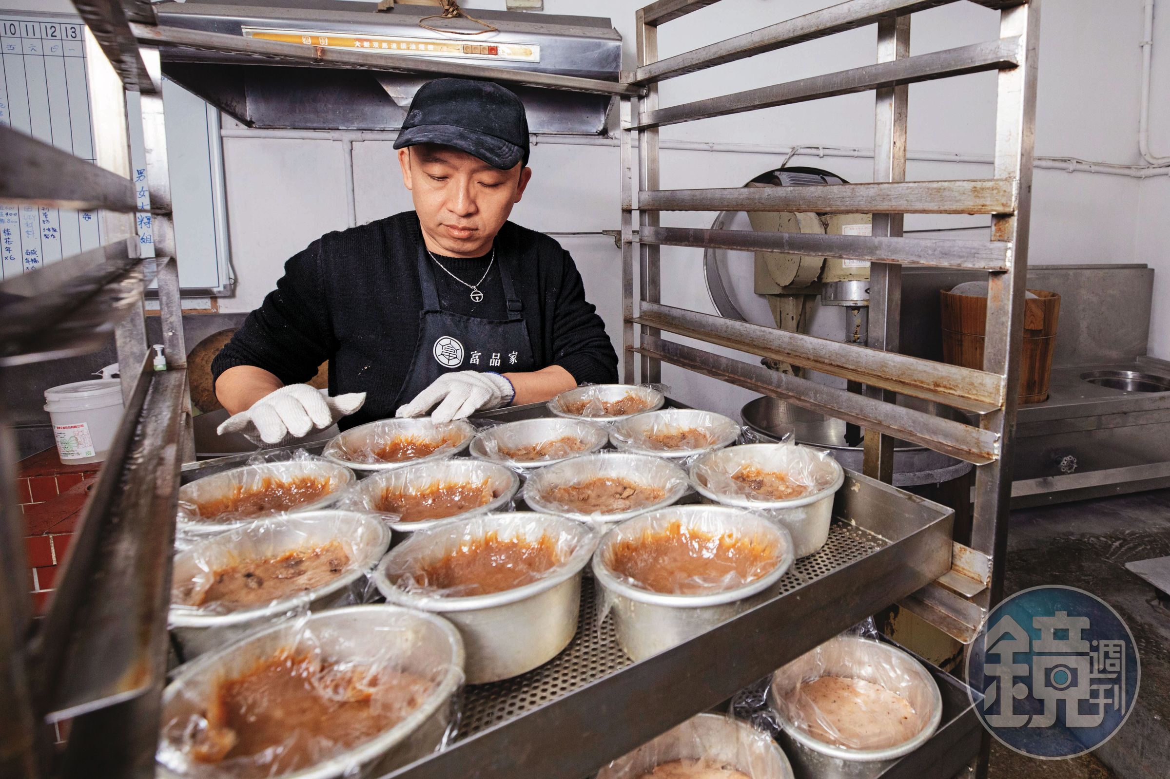 李東展年前開始趕製年糕，因遵循古法先泡米再磨漿、拌餡蒸煮，製作時間長。