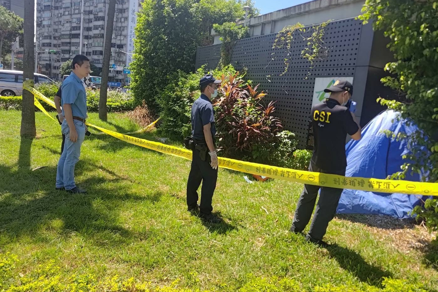 警方獲報後到場封鎖現場調查。（翻攝畫面）