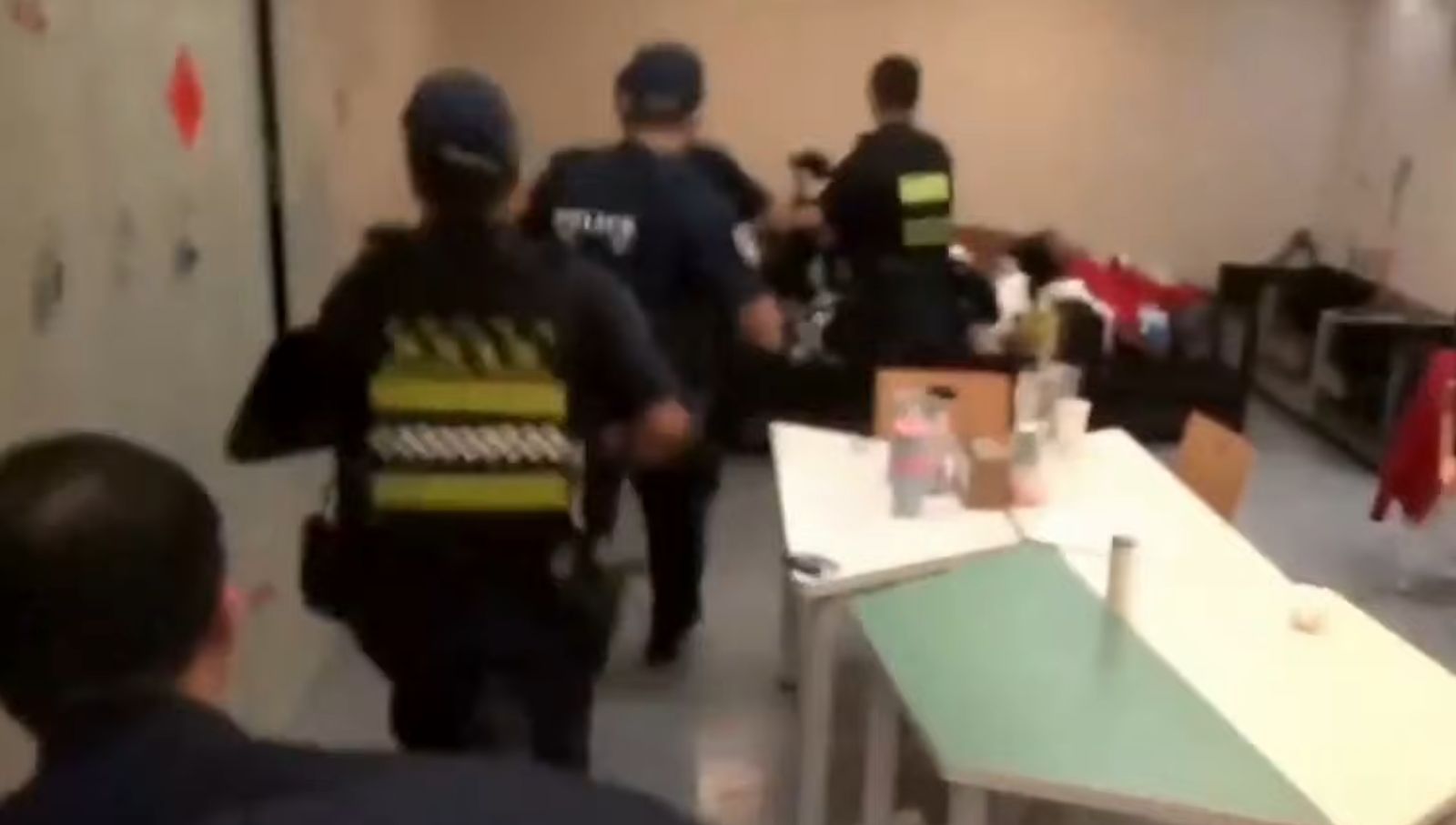 休息室滑手機突遭挾持! 桃機國泰實習生還原驚險過程:趁空檔奪刀被劃傷