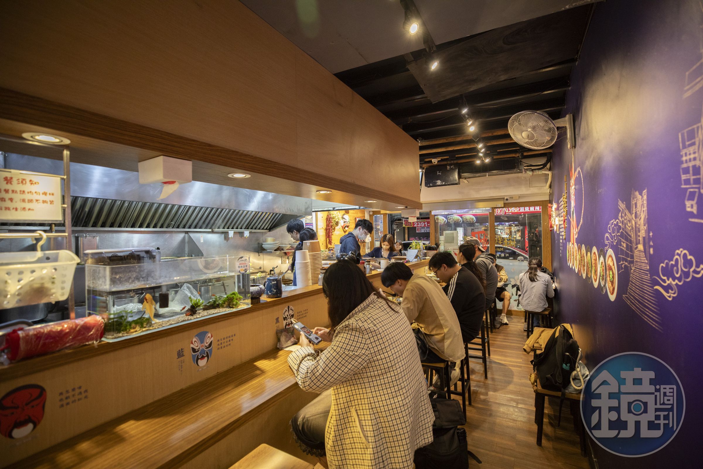 麻辣巴蕾第一間店開在公館商圈，店面雖不大，用餐時總是座無虛席。