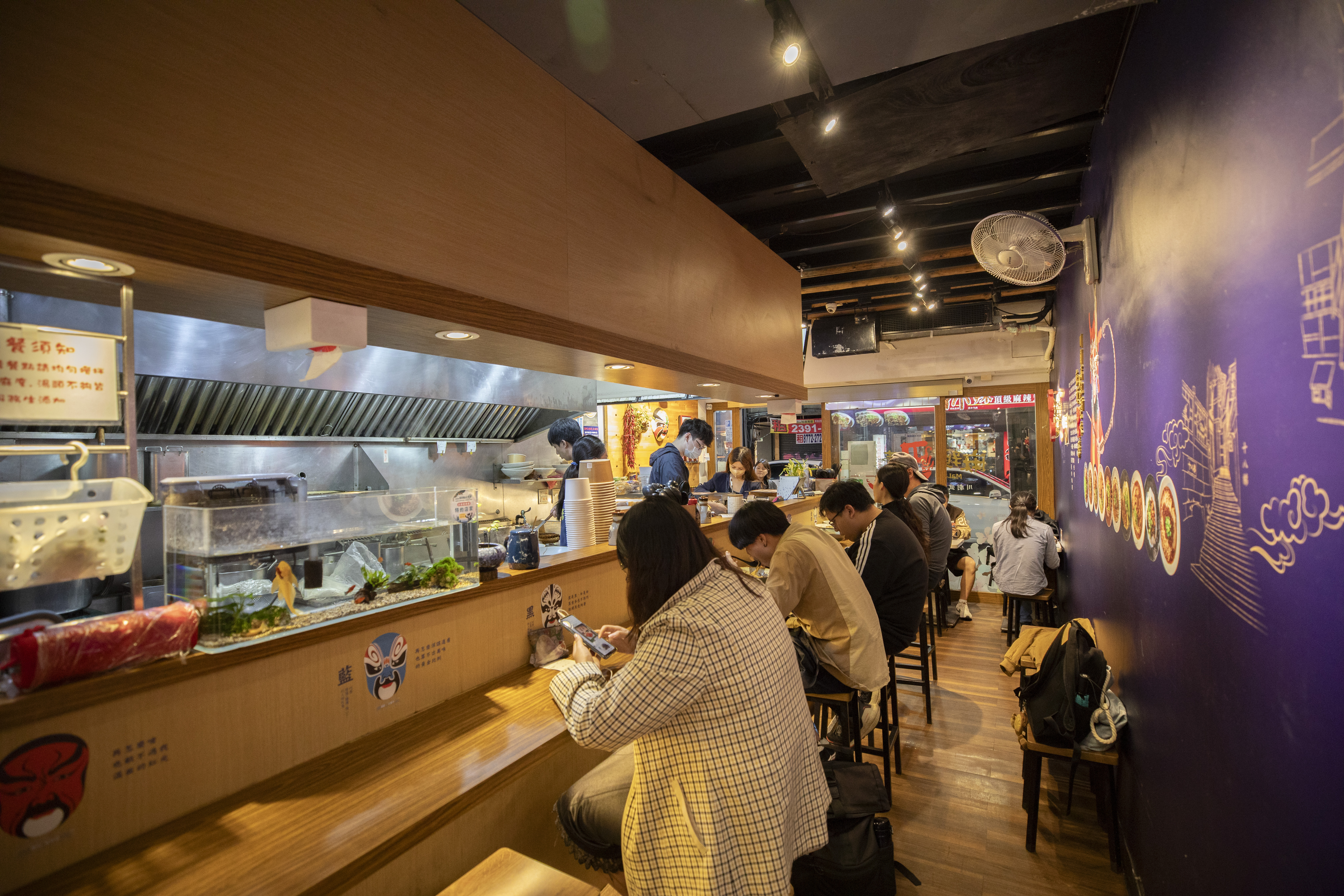 麻辣巴蕾第一間店開在公館商圈，店面雖不大，用餐時總是座無虛席。