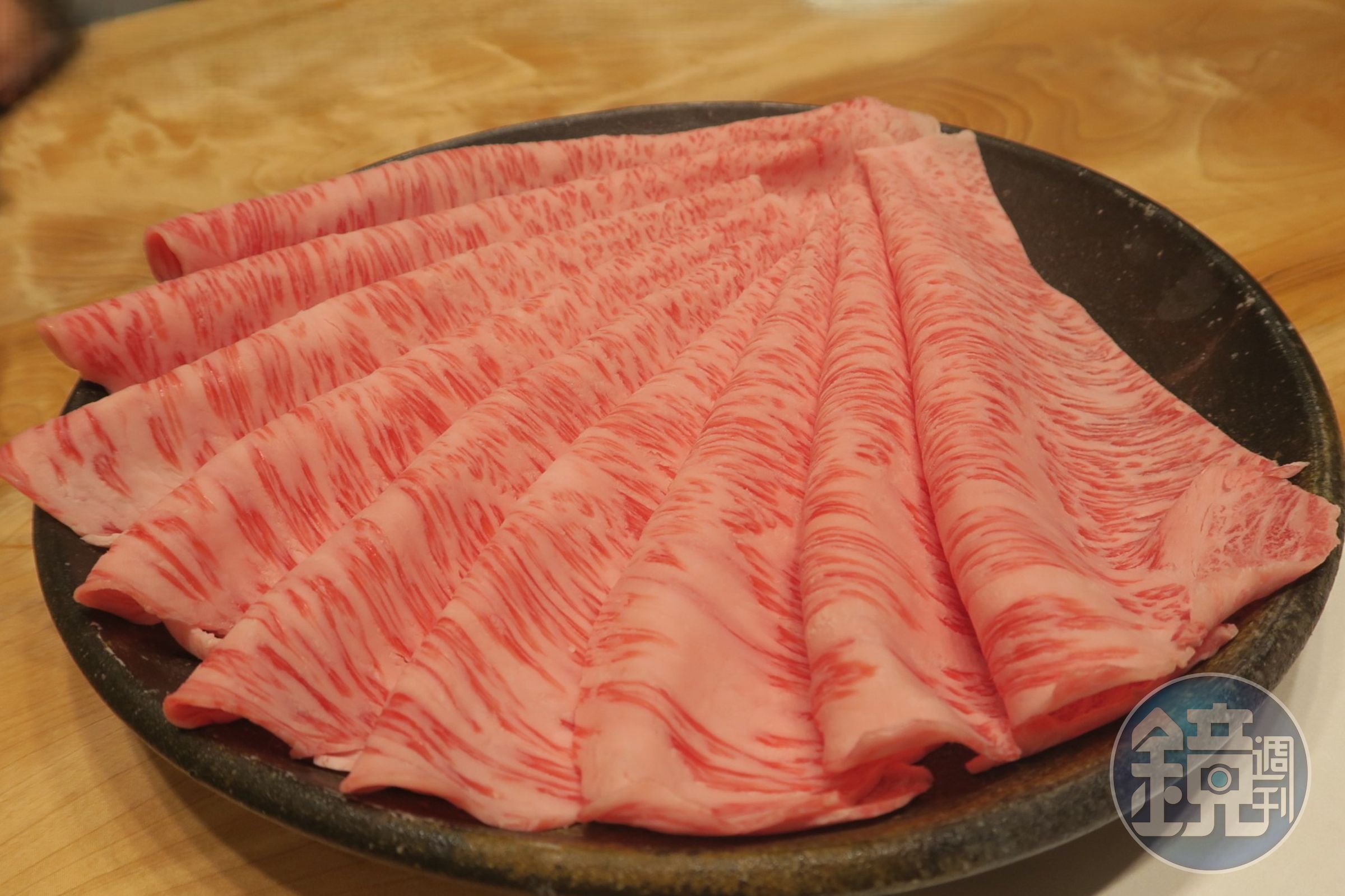 特上套餐供應的是「米沢牛」,大理石油花分布均勻,非常美麗。