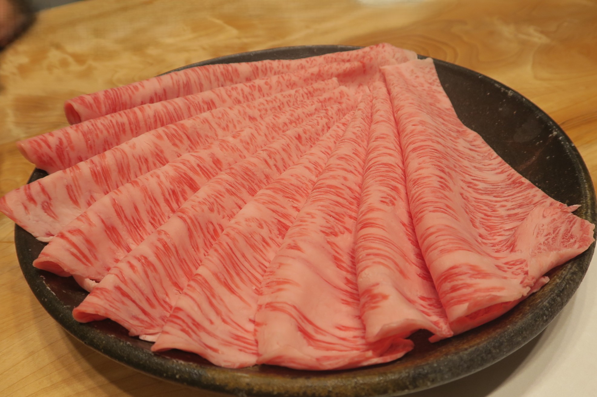 特上套餐供應的是「米沢牛」,大理石油花分布均勻,非常美麗。