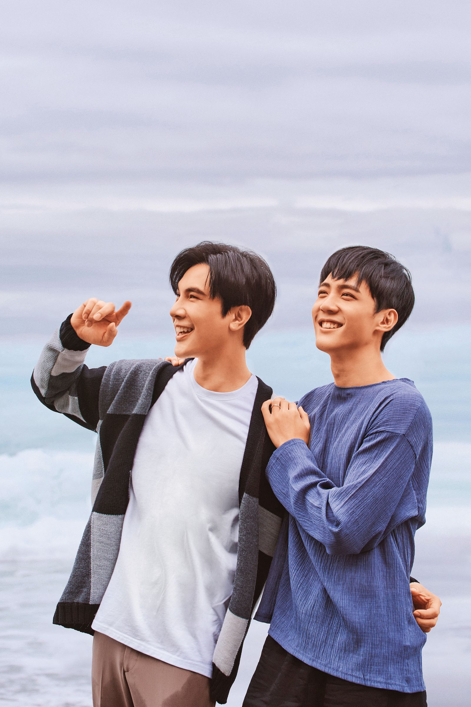 謝佳見（左）為了轉型，特地增胖扮演同志爸爸角色，還演出激情床戲。右為邱木翰。（GagaOOLala提供）