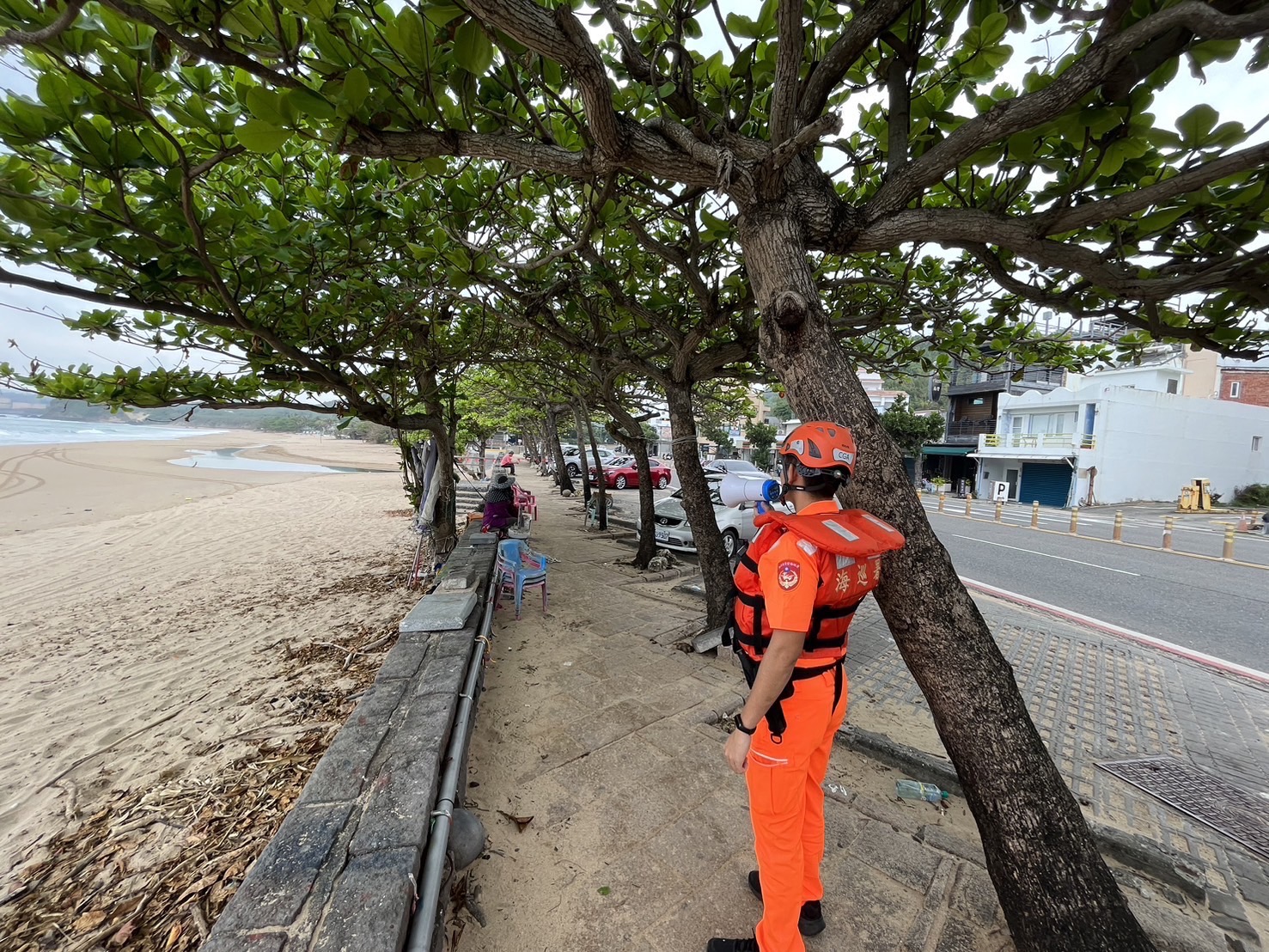 海巡署將依《災害防救法》對違法進入管制區者直接開立舉發單。（海巡署提供）