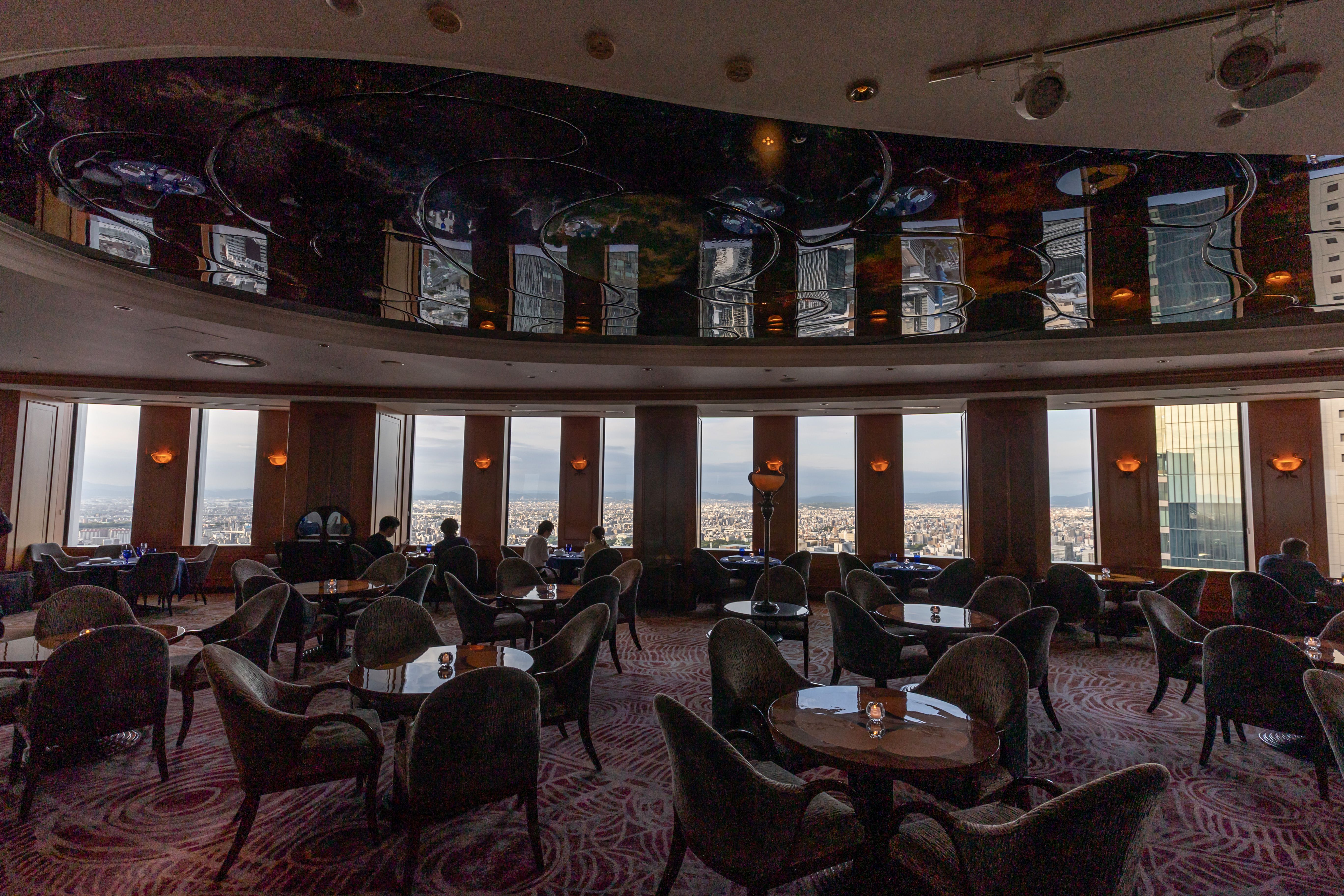 「Sky Lounge ZENITH」位於最高樓層，可一邊小酌一邊俯瞰名古屋城市夜色。