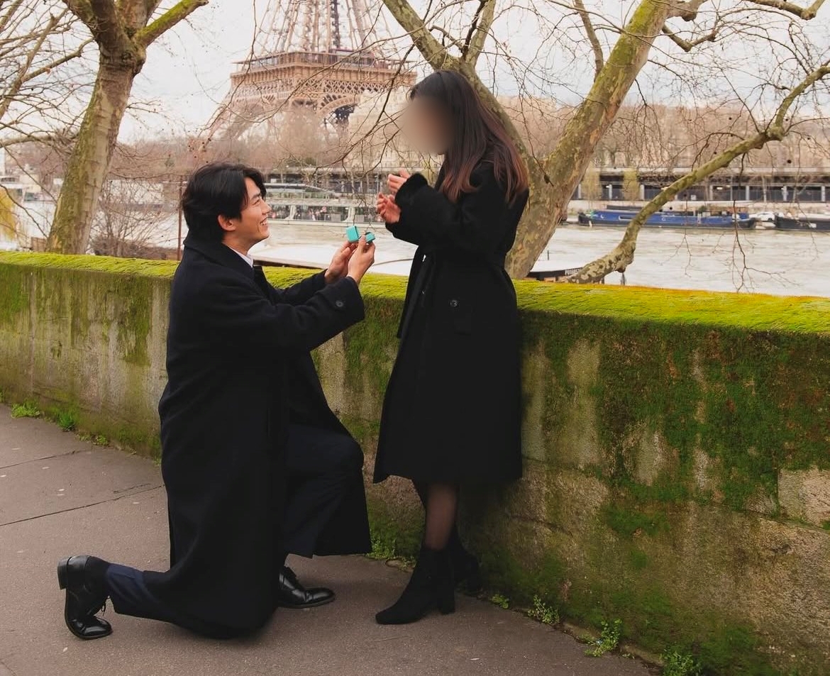 玉澤演（左）去年4月在巴黎向女友下跪的攝影照在網路上流傳。（翻攝自網路）