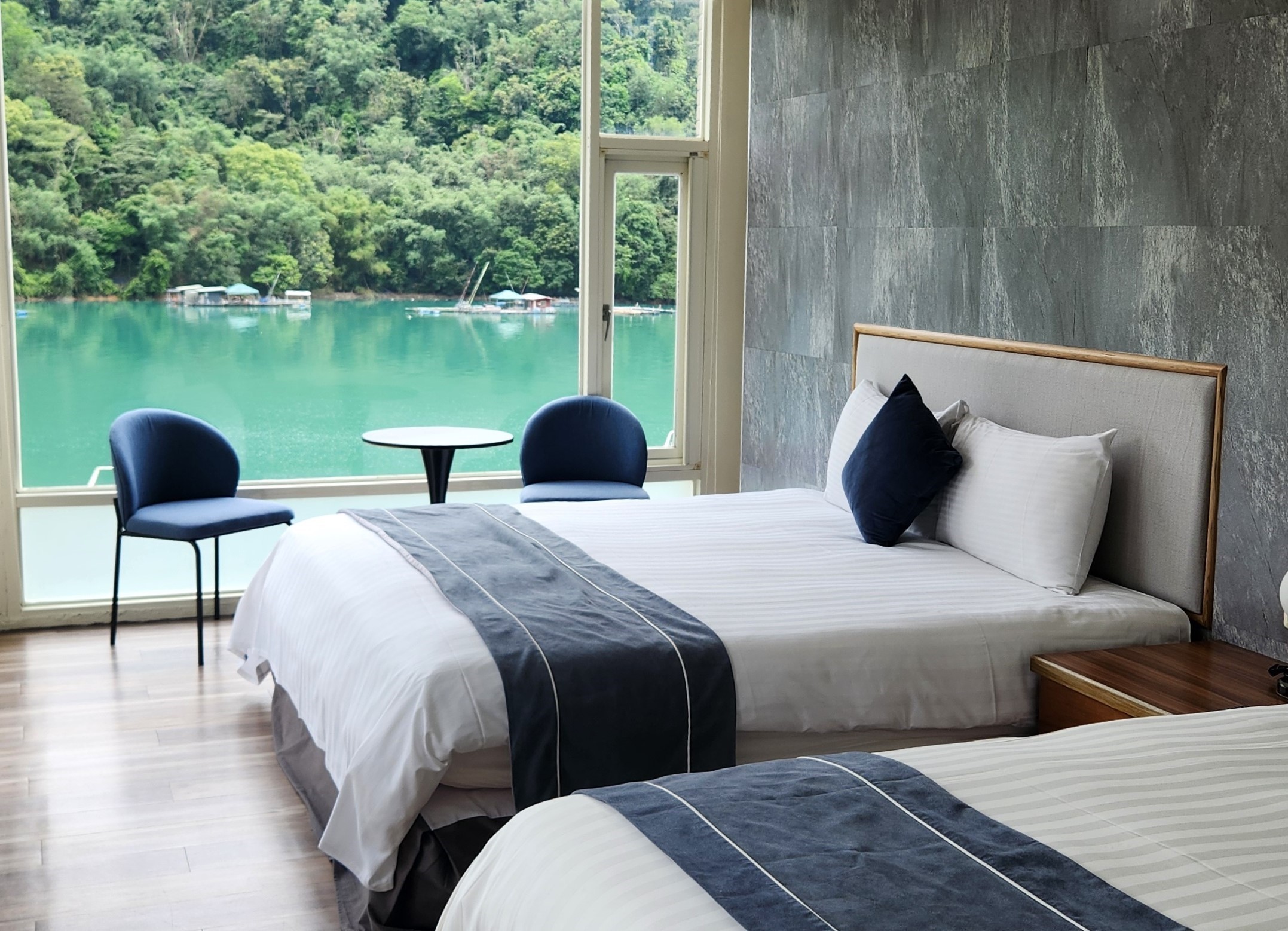 不少人入住飯店時最大挑戰之一:「棉被怎麼這麼難拉出來?」(示意圖)