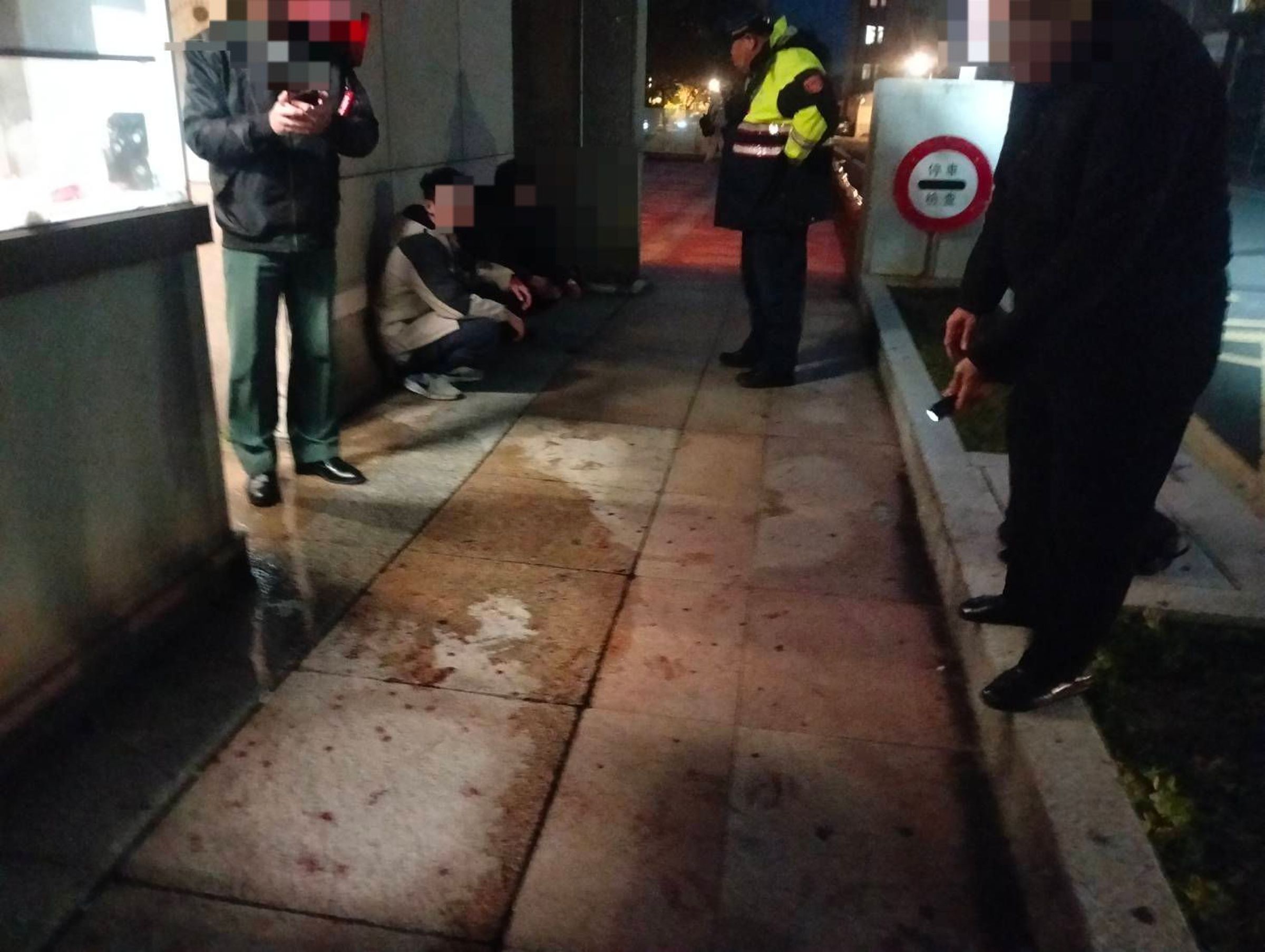 警方獲報到場後控制雙方行動，通報消防隊將2人送醫。（翻攝畫面）
