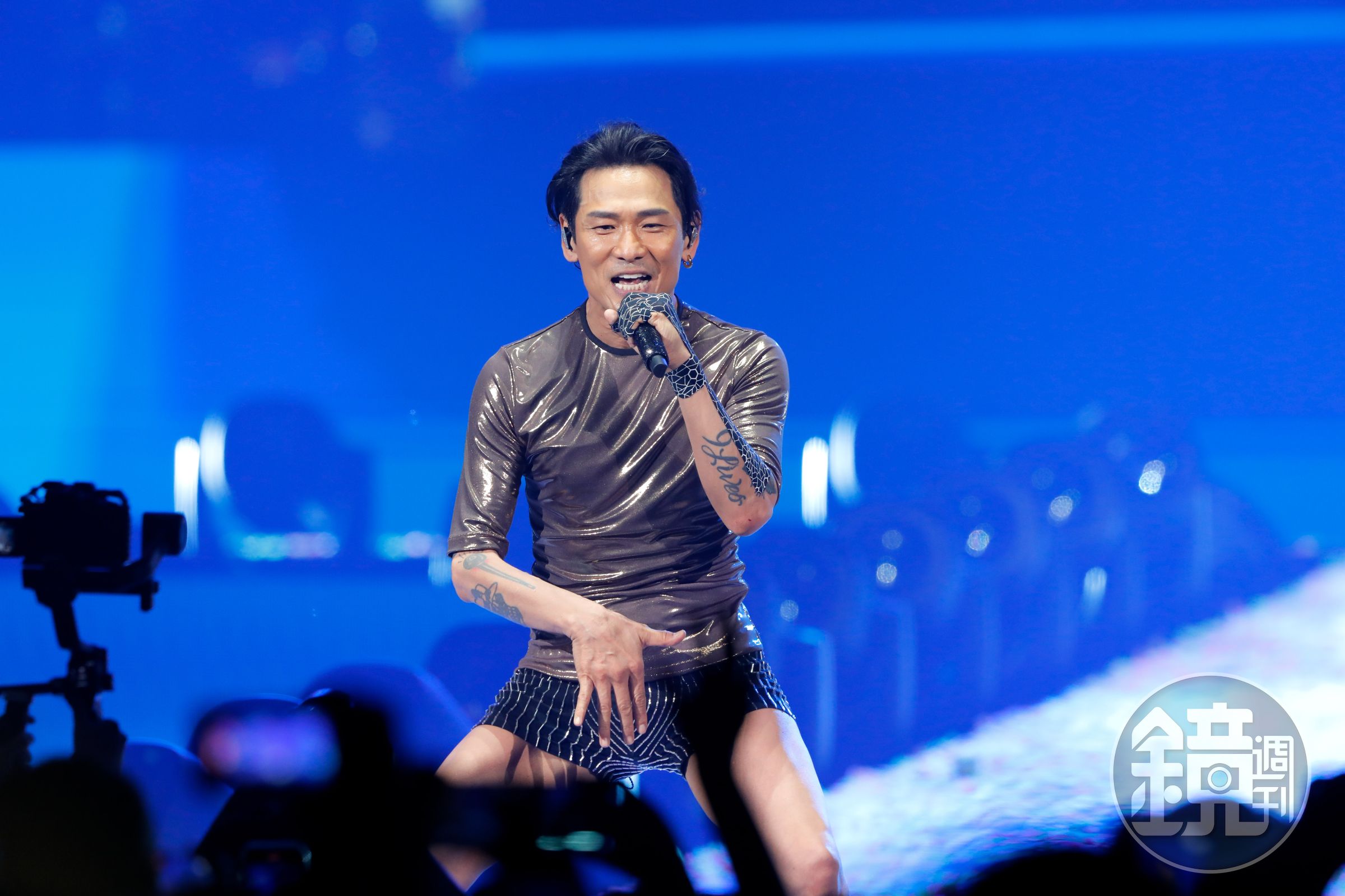 杜德偉在小巨蛋演唱會大唱〈脫掉〉,62歲的他穿亮邊熱褲嗨翻全場,仍有歌迷大呼不過癮,唱完仍持續大喊「脫掉!」「脫掉!」