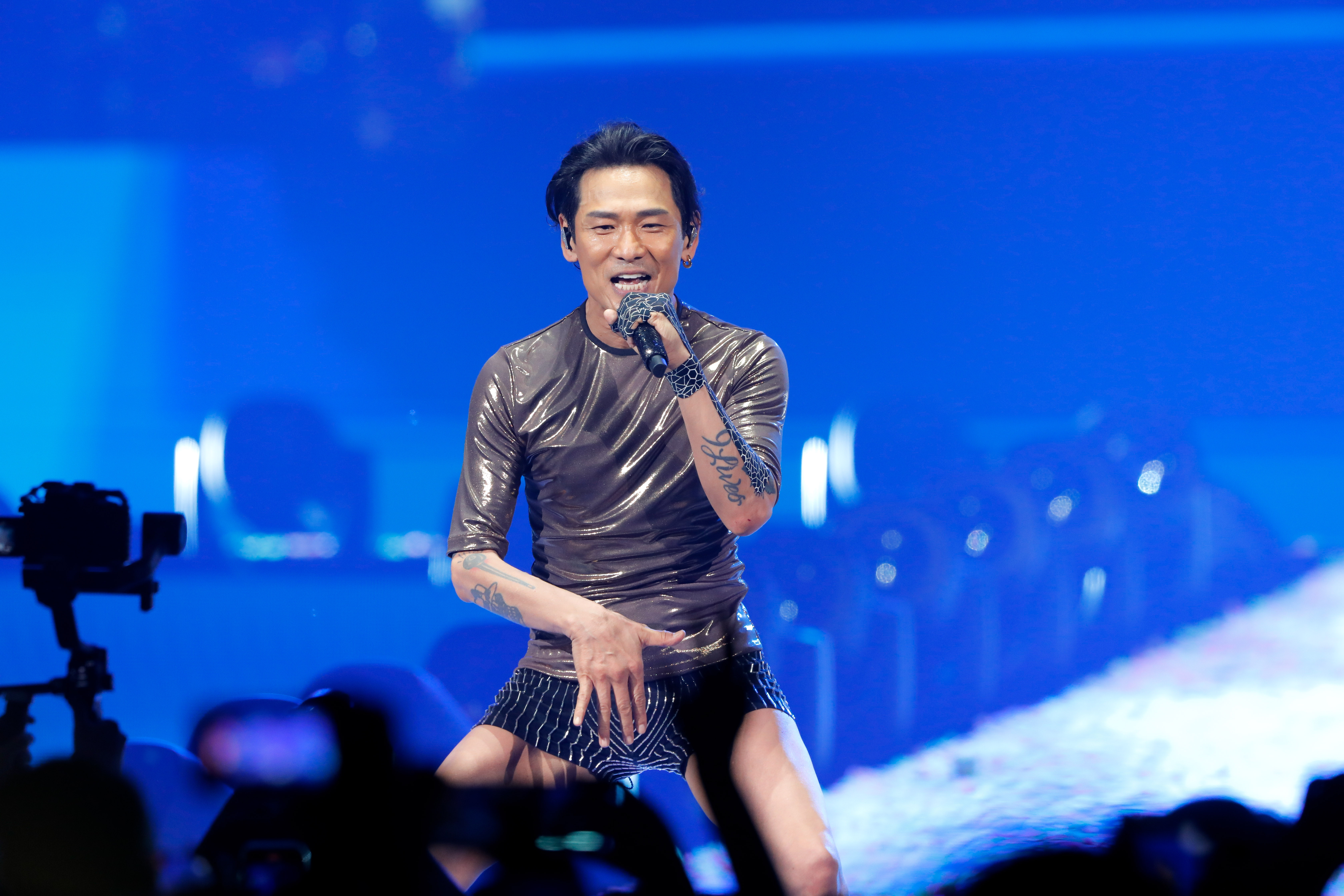 杜德偉在小巨蛋演唱會大唱〈脫掉〉，62歲的他穿亮邊熱褲嗨翻全場，仍有歌迷大呼不過癮，唱完仍持續大喊「脫掉！」「脫掉！」