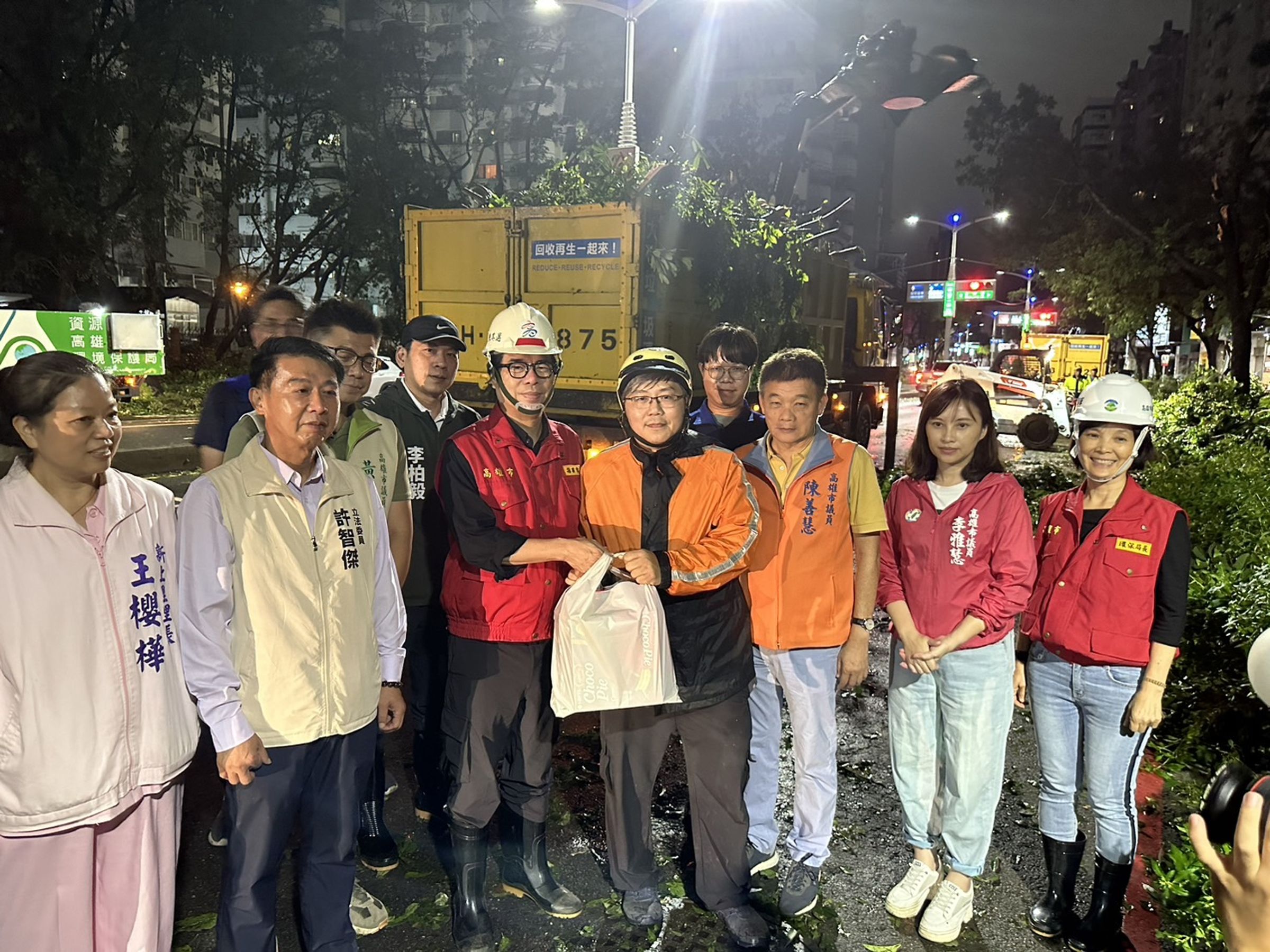 陳其邁表示，考量地方災情及停水停電等狀況未完全排除，今日續放颱風假，希望盡早重建家園。（翻攝自陳其邁臉書）