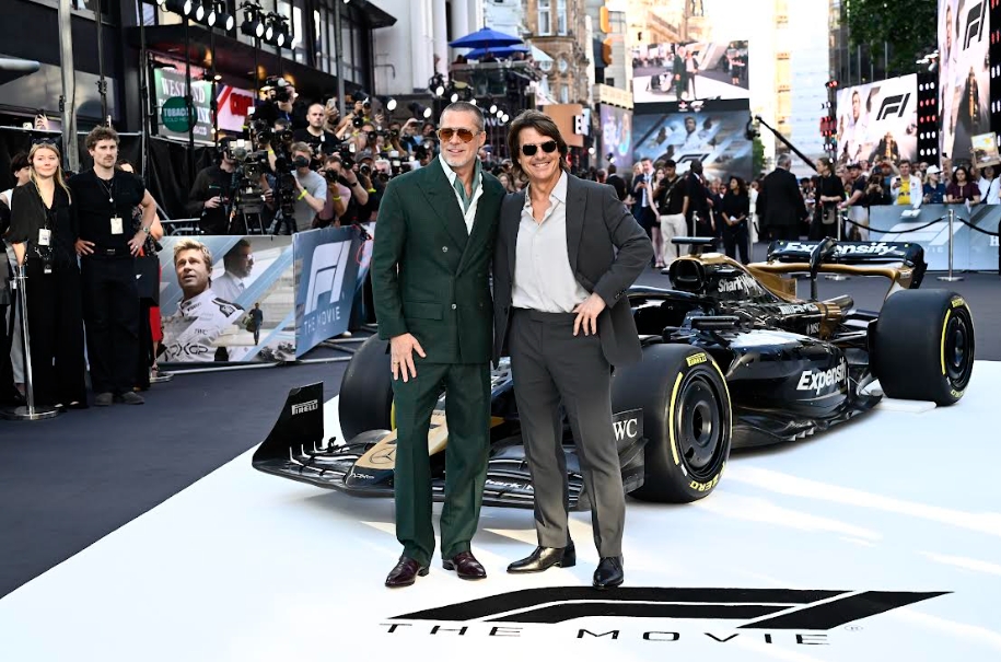 布萊德彼特（左）與湯姆克魯斯（右），在《F1電影》倫敦首映完成歷史性的同台畫面。（華納兄弟提供）