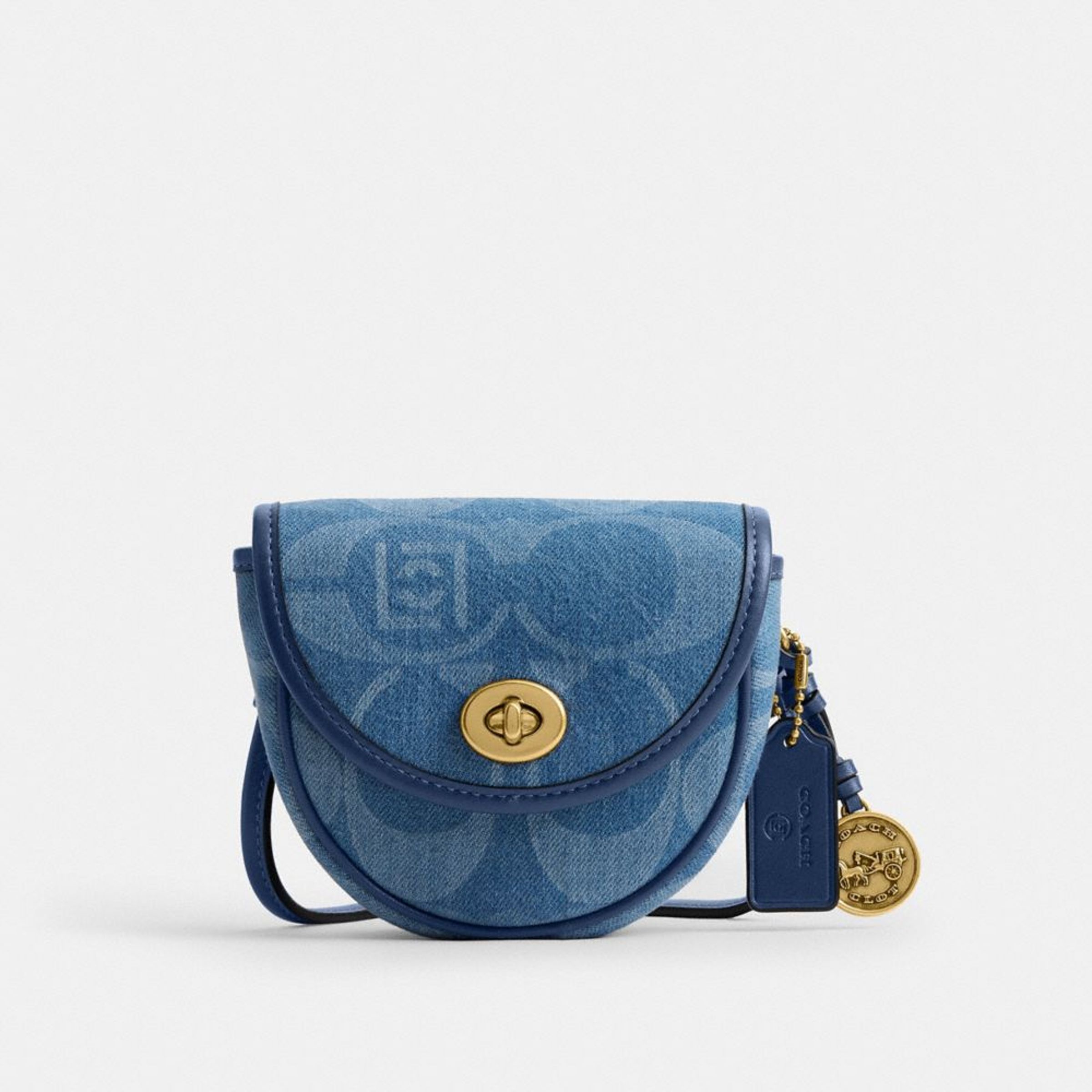 .經典Signature丹寧小掛包。NT$8,500(COACH提供)