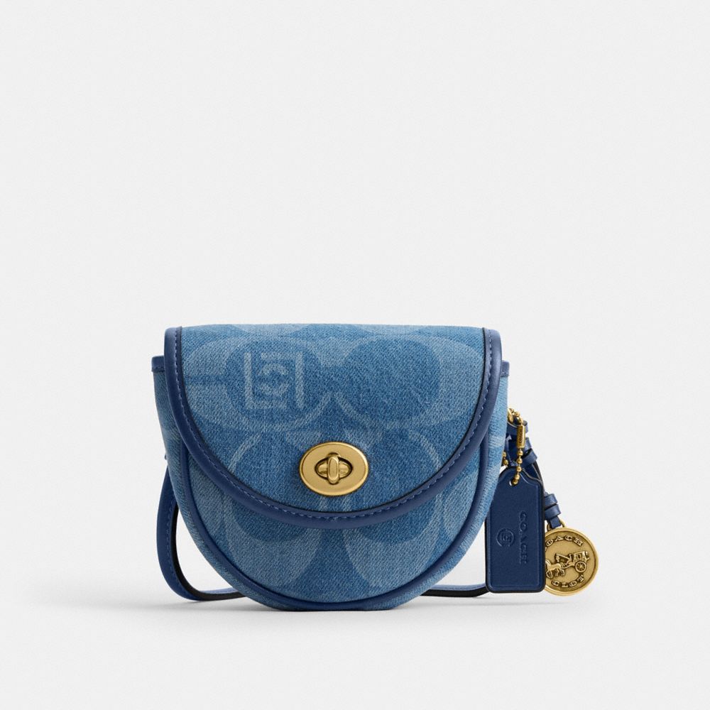 .經典Signature丹寧小掛包。NT$8,500(COACH提供)