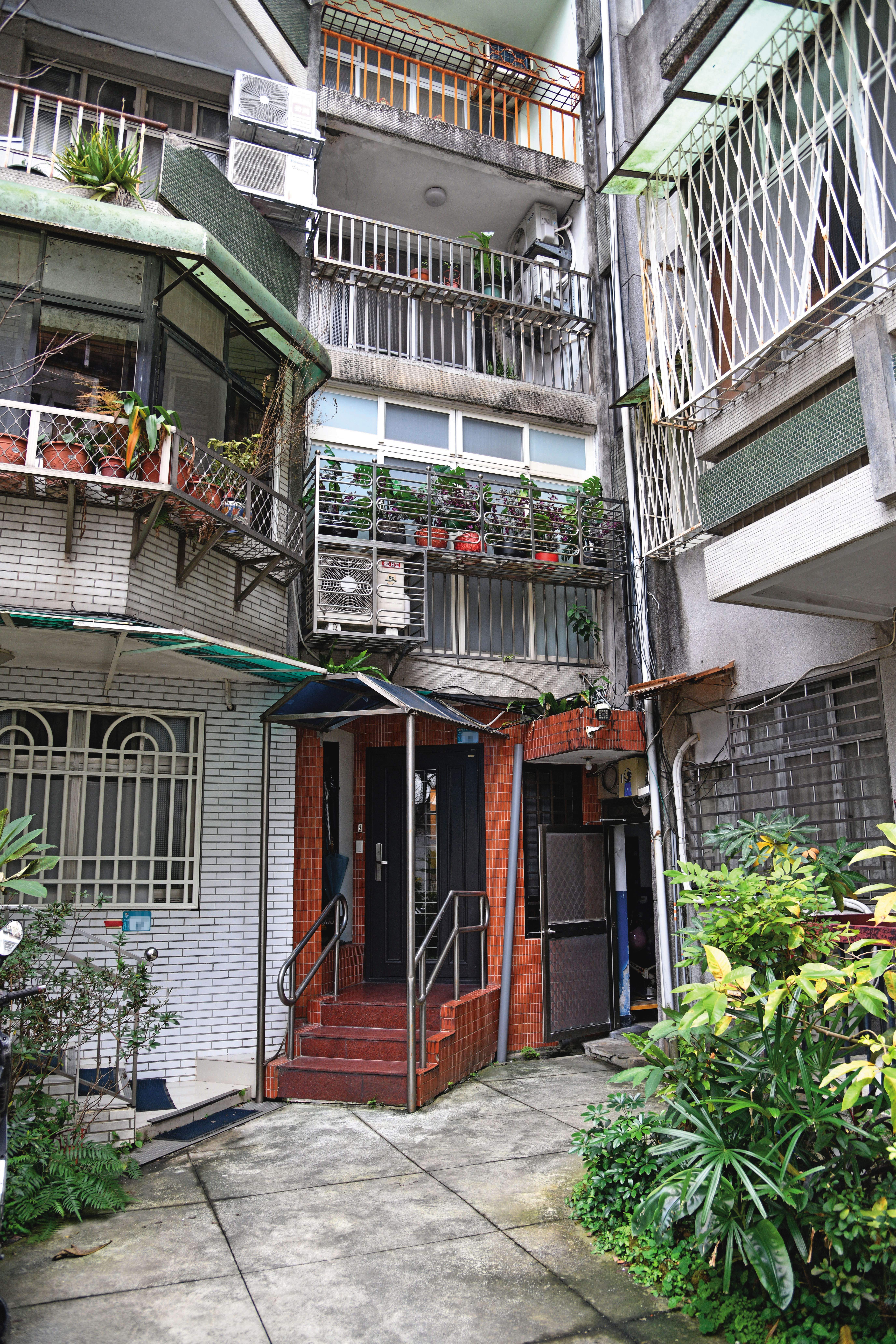關中家樓梯占用到公共空間，依規定需支付額外管理費，但他賴帳未給。