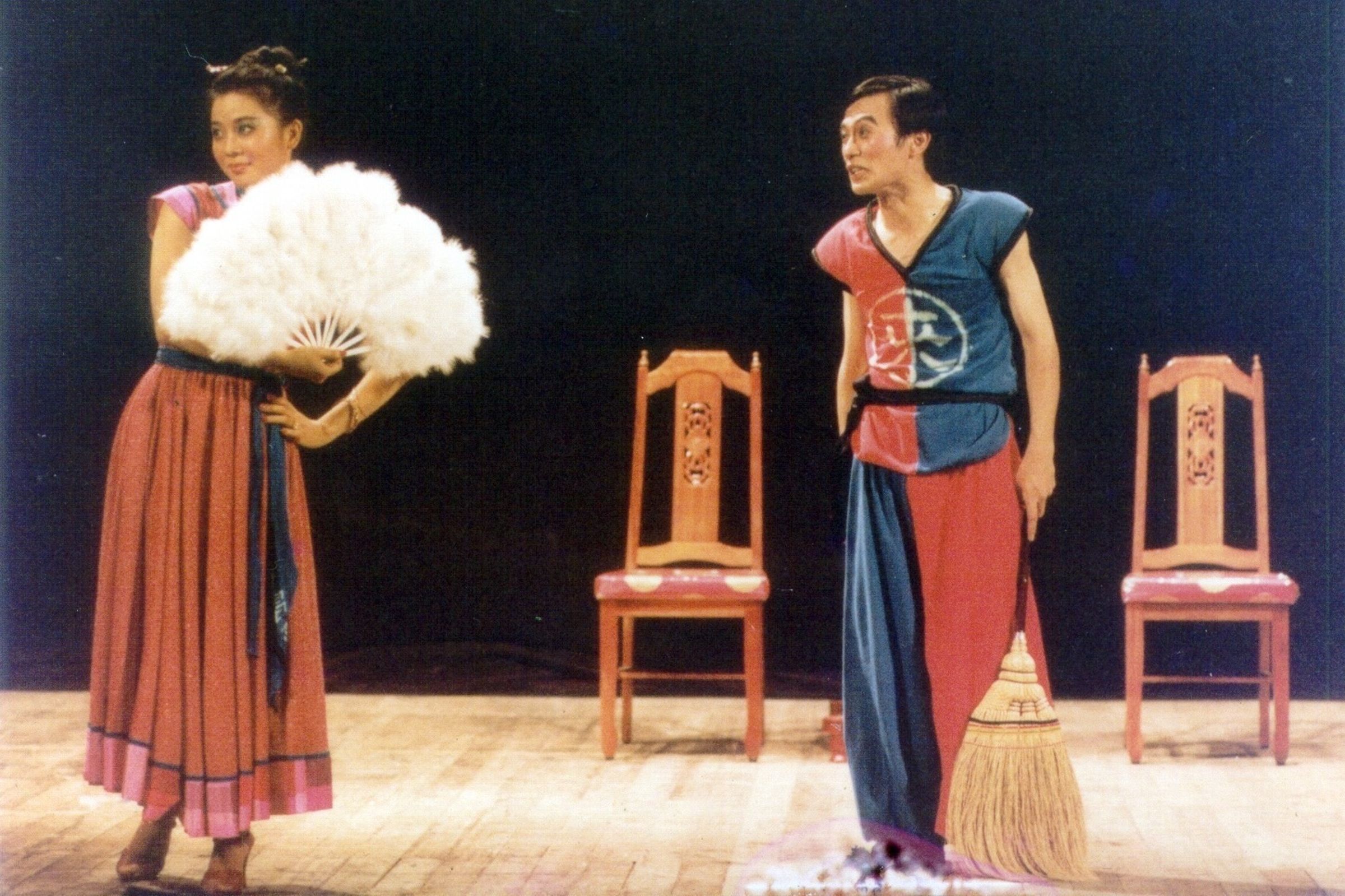 劉若瑀（左）與李國修（右）同台演出《荷珠新配》。（優人神鼓提供）