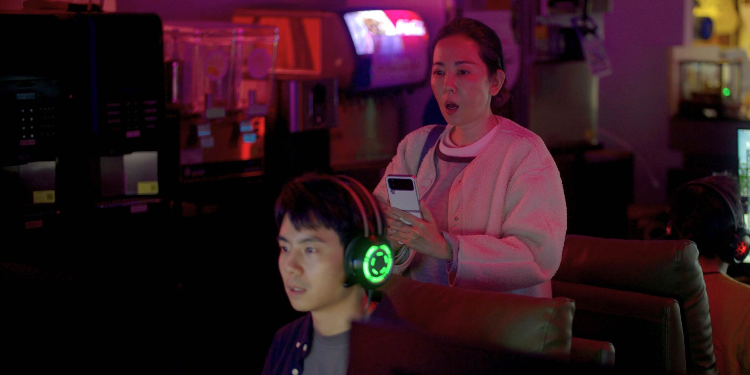 學生劇展《開始》 女星況明潔（後）飾演阿嬤，拜師林書函（前）飾演電競高手「書瑋」。公視