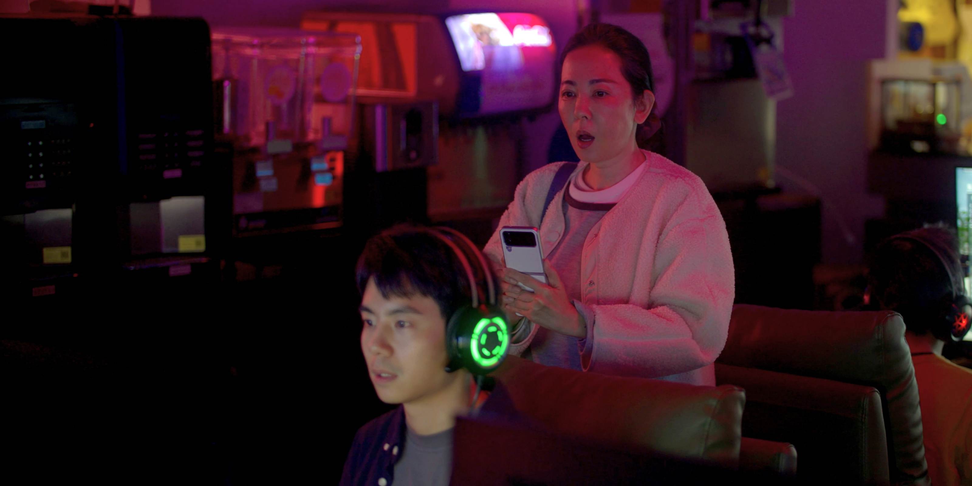 學生劇展《開始》 女星況明潔（後）飾演阿嬤，拜師林書函（前）飾演電競高手「書瑋」。公視