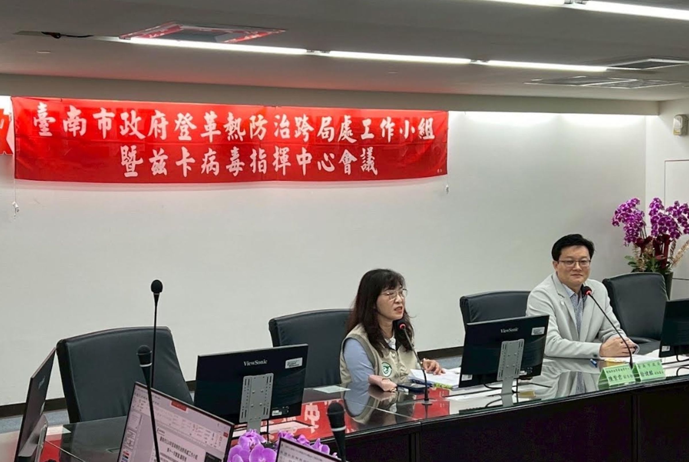 徐健麟(右)今主持台南市登革熱防治跨局處會議,防堵登革熱疫情不鬆懈。(台南市政府提供)