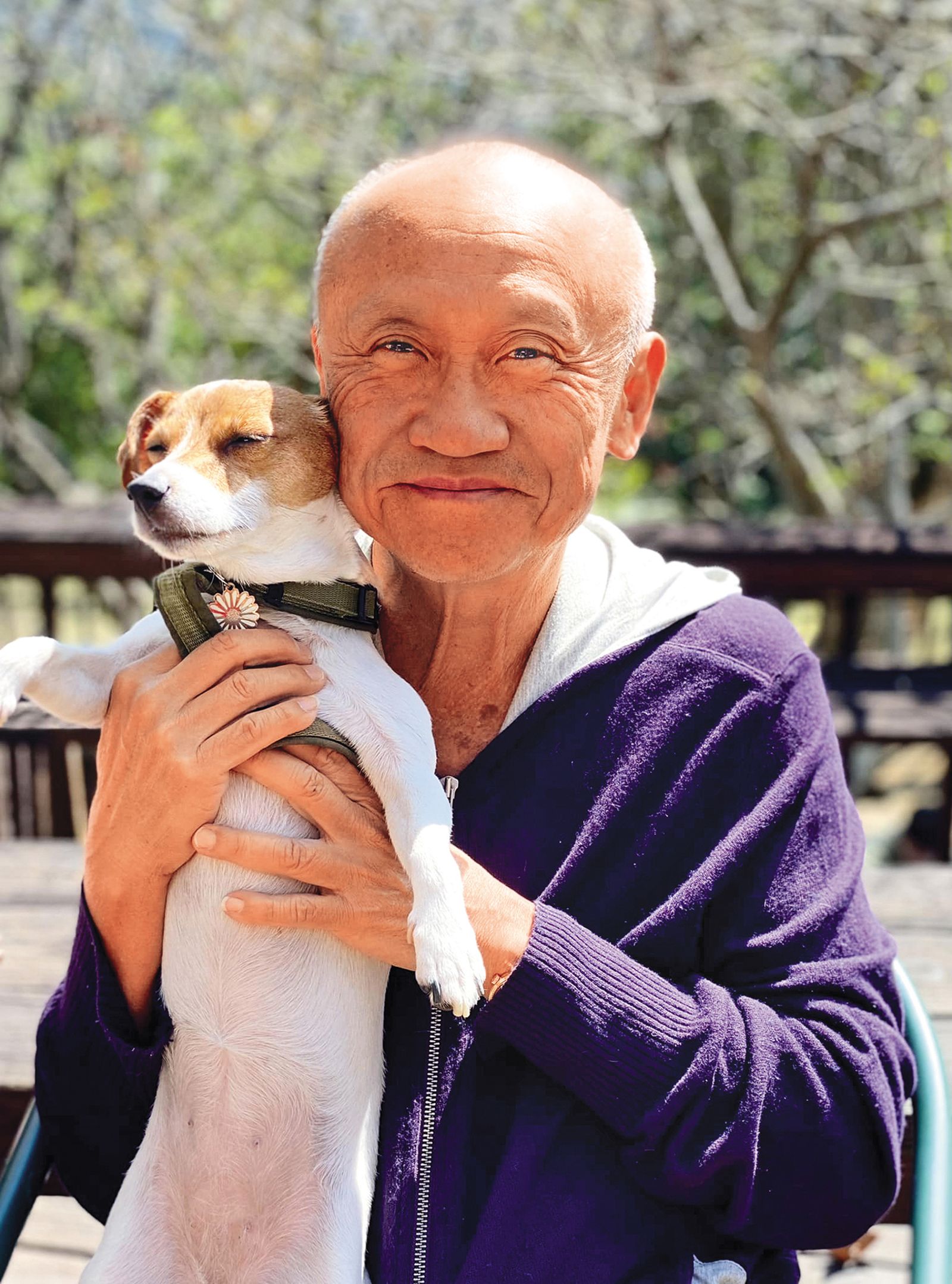 在女兒經營的狗狗粉絲專頁上,偶爾可見黃柏漙身影,看得出他對狗有一定程度的疼愛。(翻攝自波波的餐桌日常臉書)