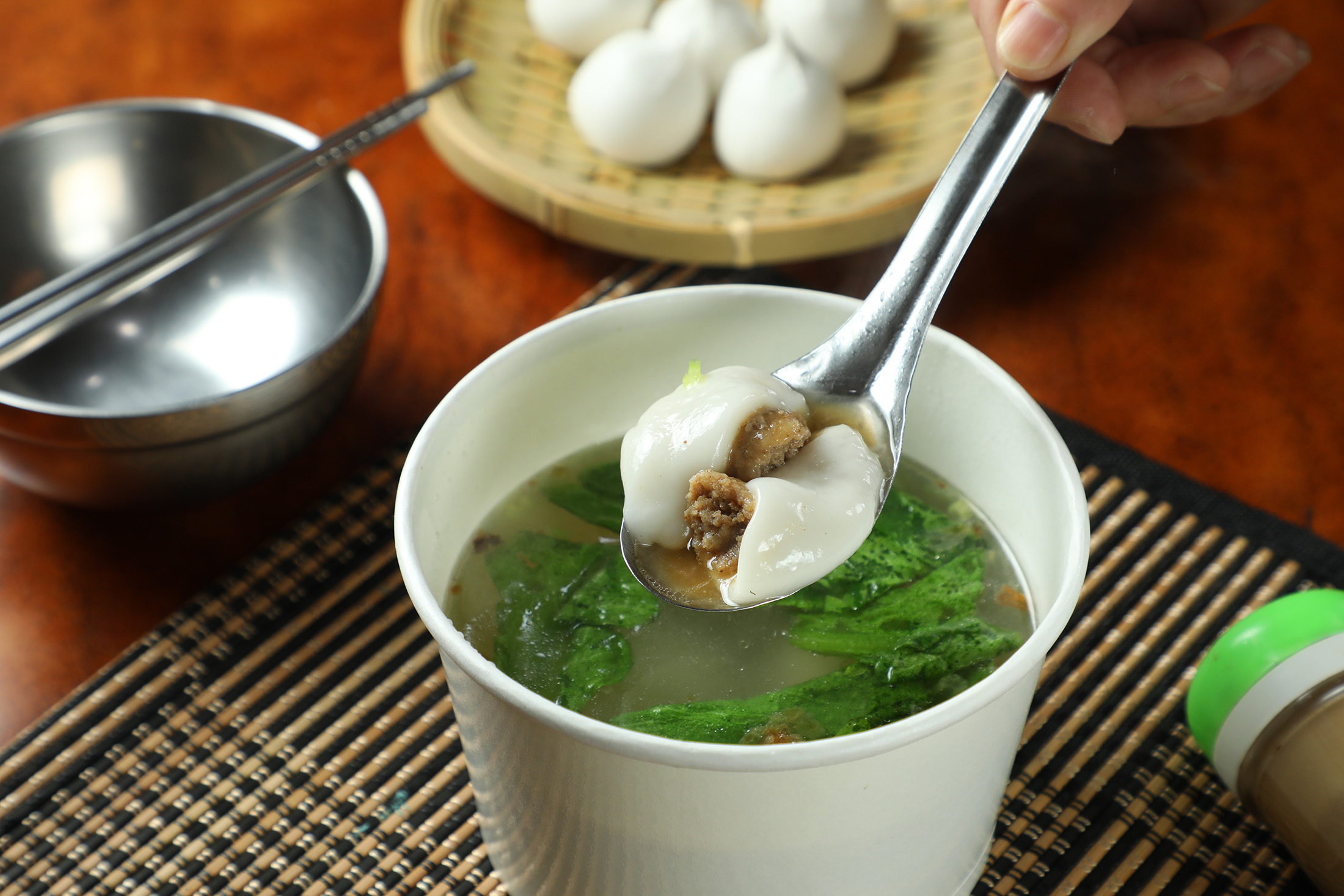 「蕭記大餛鈍」的鹹湯圓是店內每天第一個賣完的餐點，太晚來可就吃不到了。