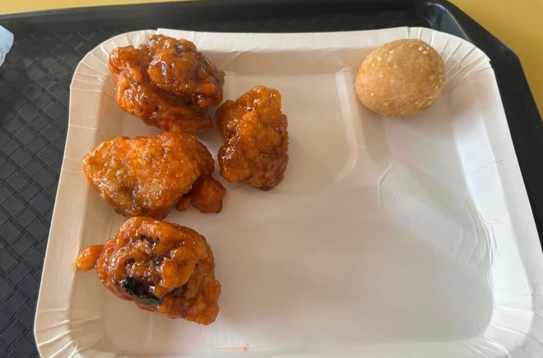 一名網友到一間自助餐用餐，發現夾了2樣食物，結帳時價格竟高達80元，讓他嚇了一跳。（翻攝自爆廢公社臉書）