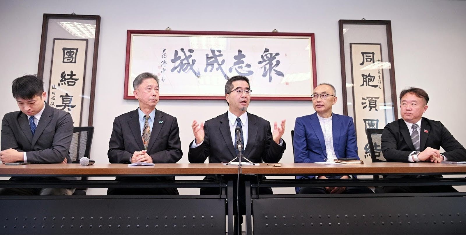 蕭旭岑透露，由於雙方陣營對誤差範圍計算等未達共識，因此他凌晨12點10分致電柯文哲，但卻始終聯繫不上柯本人。（台北市攝影記者聯誼會提供）