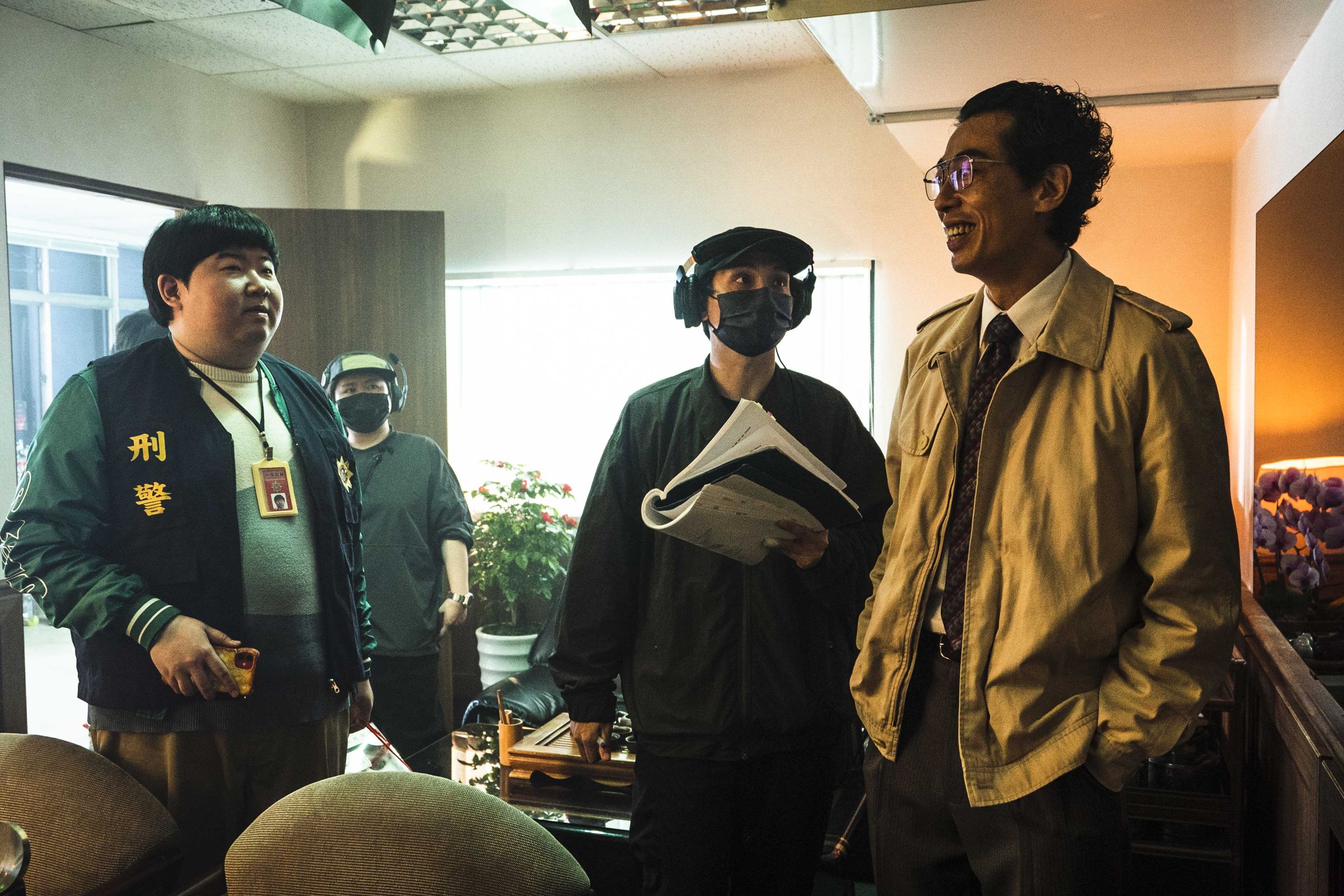 馬念先(右起)與導演殷振豪、演員陳彥佐在拍攝現場討論。(Netflix提供)