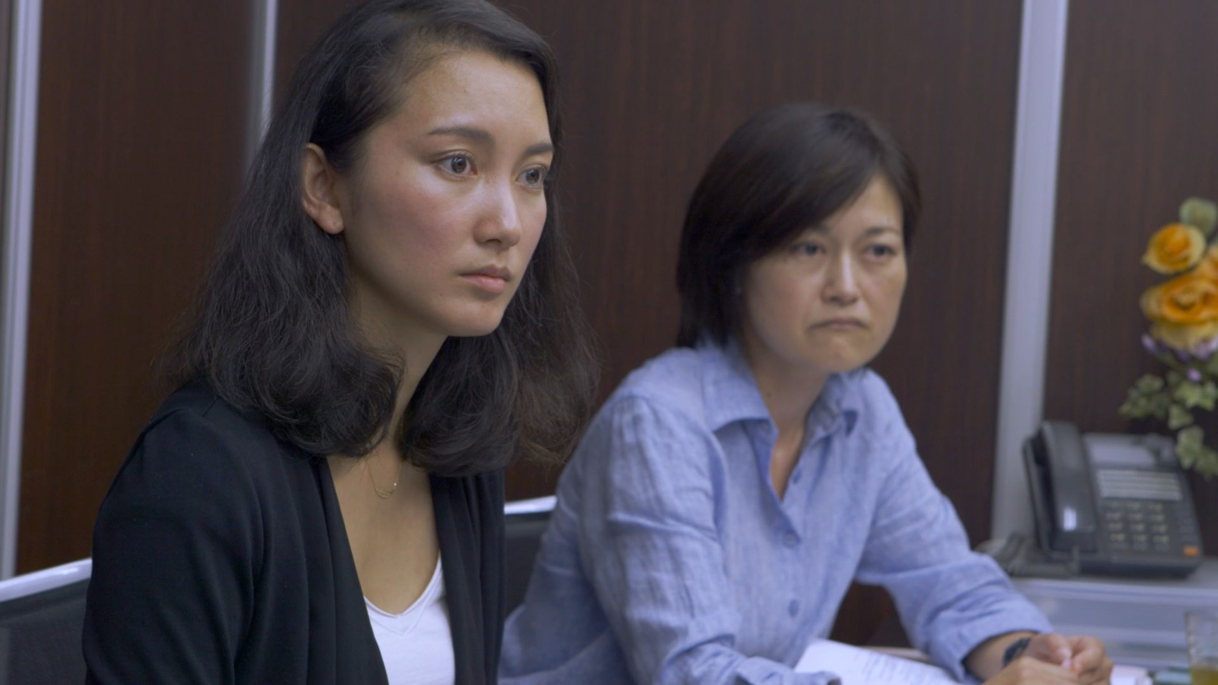 紀錄片《黑箱日記》呈現導演伊藤詩織(左)被性侵後,試圖以影片和錄音檔還原整起事件的過程。(天馬行空提供)
