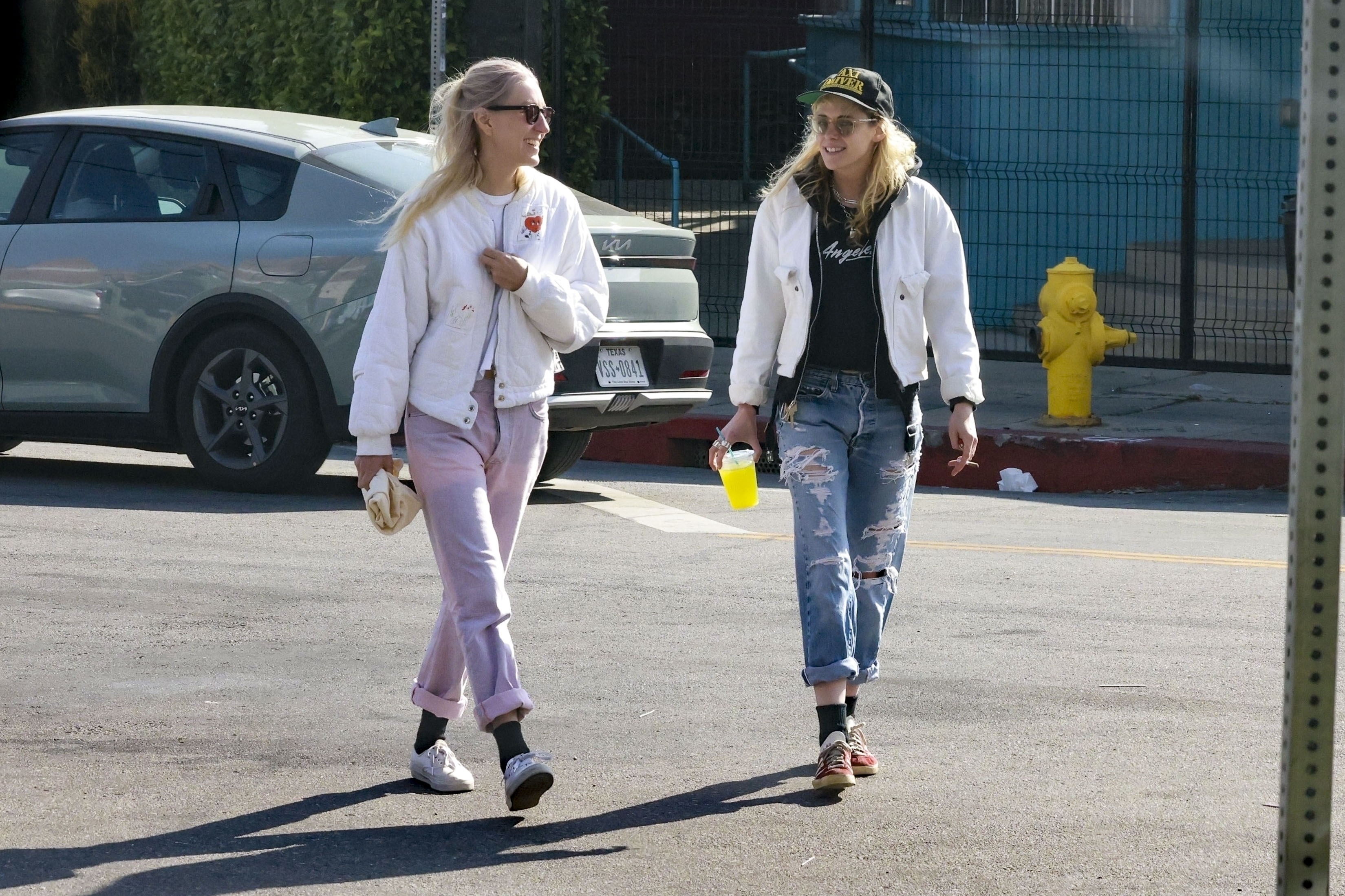 克莉絲汀史都華（右）與女友迪倫麥耶爾（左）交往多時，如今完成終身大事。（東方IC）