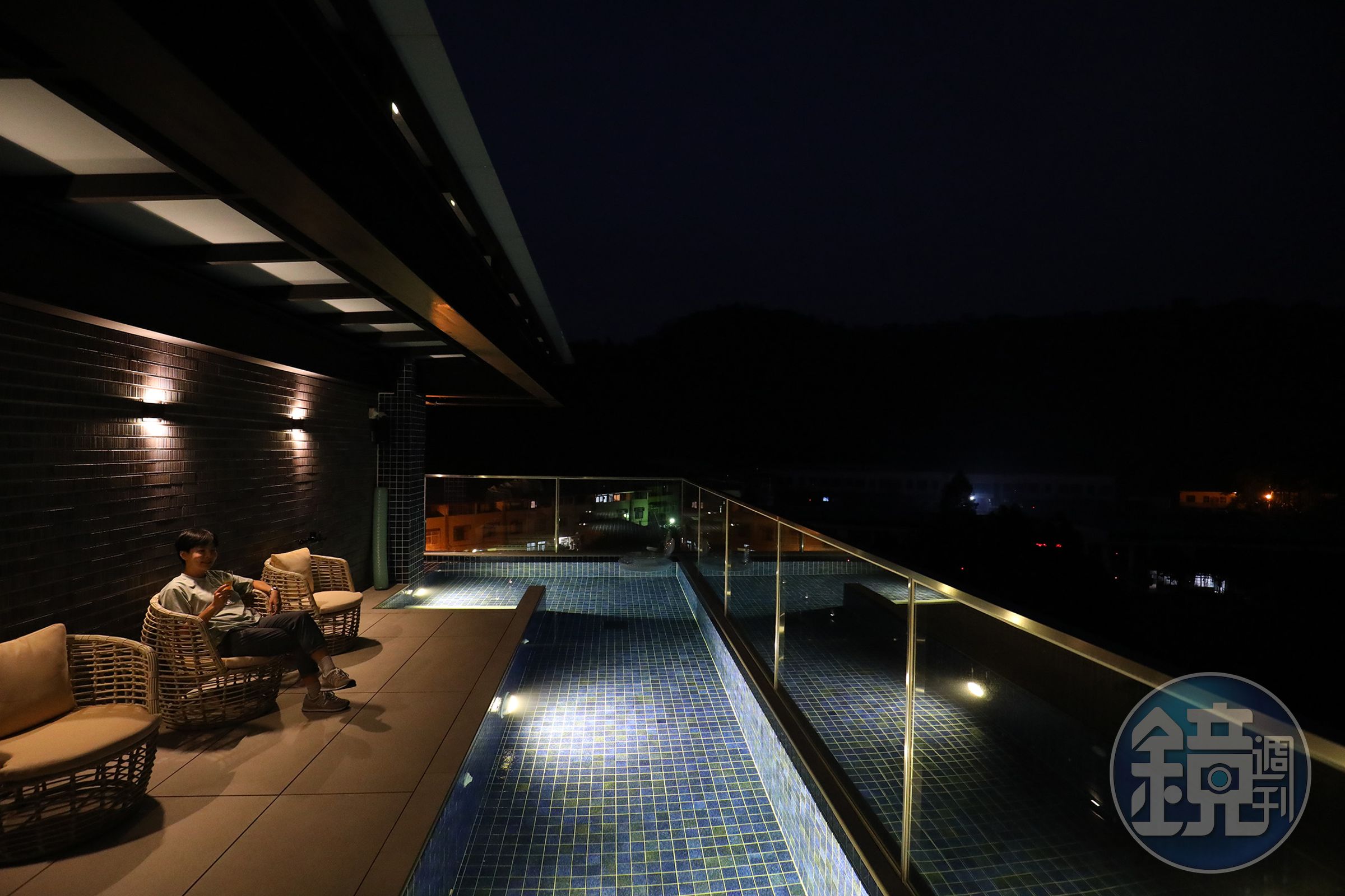6樓戶外的Sky Pool不只可以游泳戲水，也是夜晚觀星的好去處。