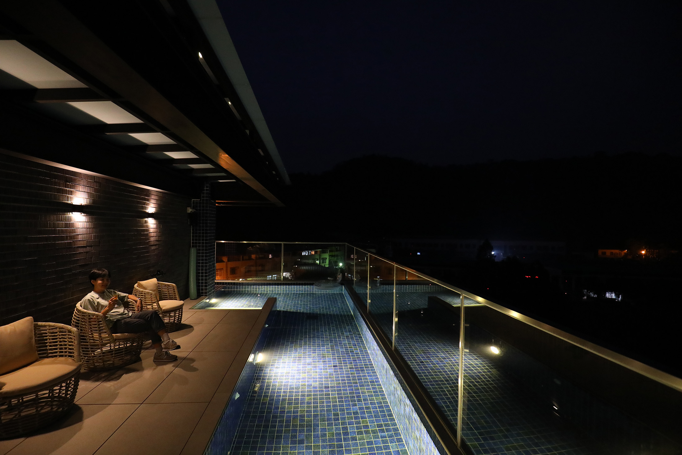 6樓戶外的Sky Pool不只可以游泳戲水，也是夜晚觀星的好去處。