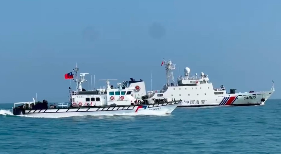 中國海警傳接連2天侵擾金門周邊海域，海巡署金馬澎分署今日下午再度偵獲海警編隊進入限制水域。（海巡署金馬澎分署提供）