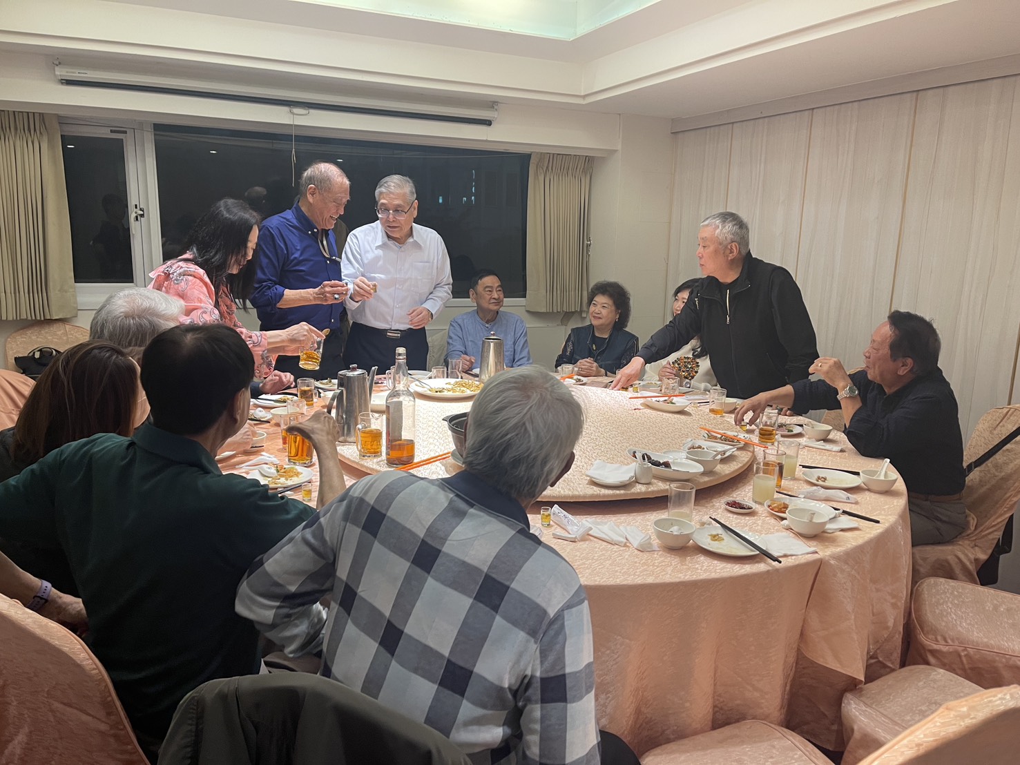 鍾馗（中、站立者）爭取各方支持。（讀者提供）