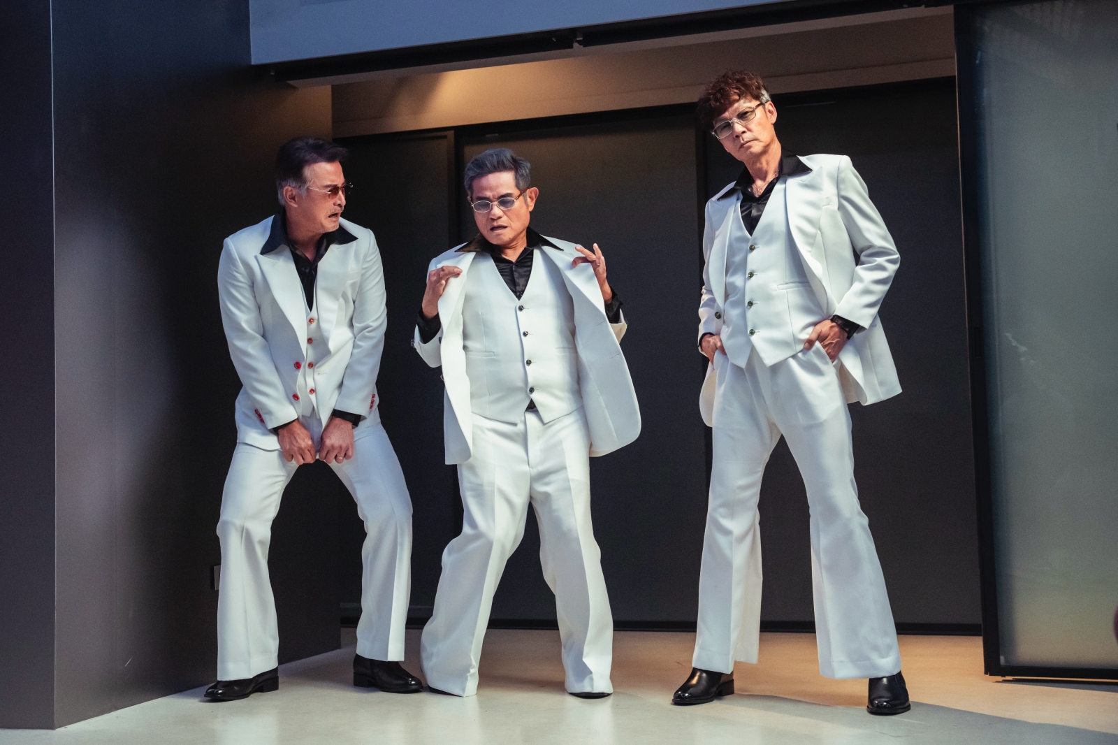 李銘順（左）不計形象演出褲子卡蛋蛋，跟許效舜（中）、李國煌（右）的得意風發成對比。（萬騰文化創意提供）