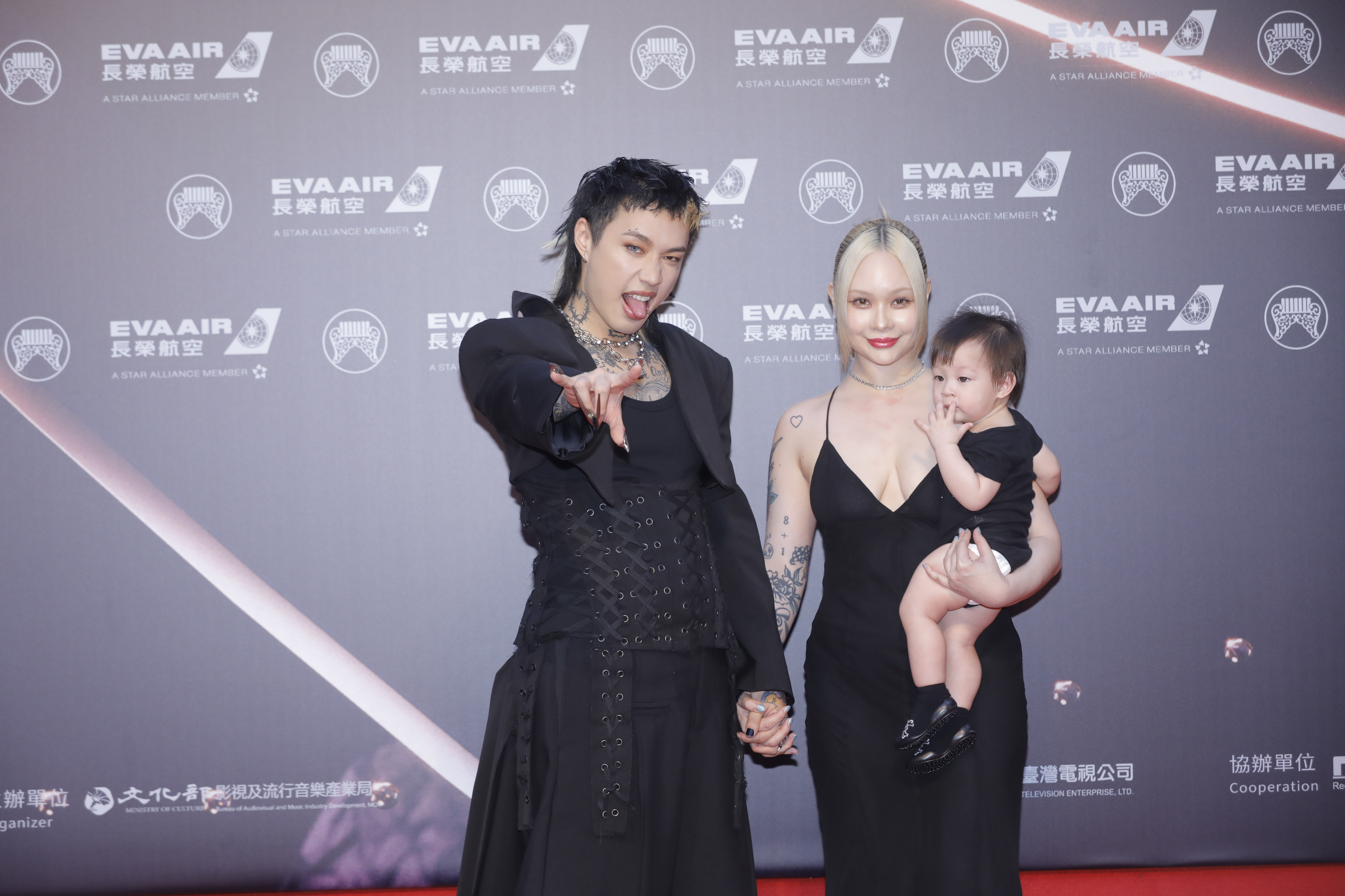 Marz23帶著老婆鄭又寧、兒子一起亮相走紅毯。