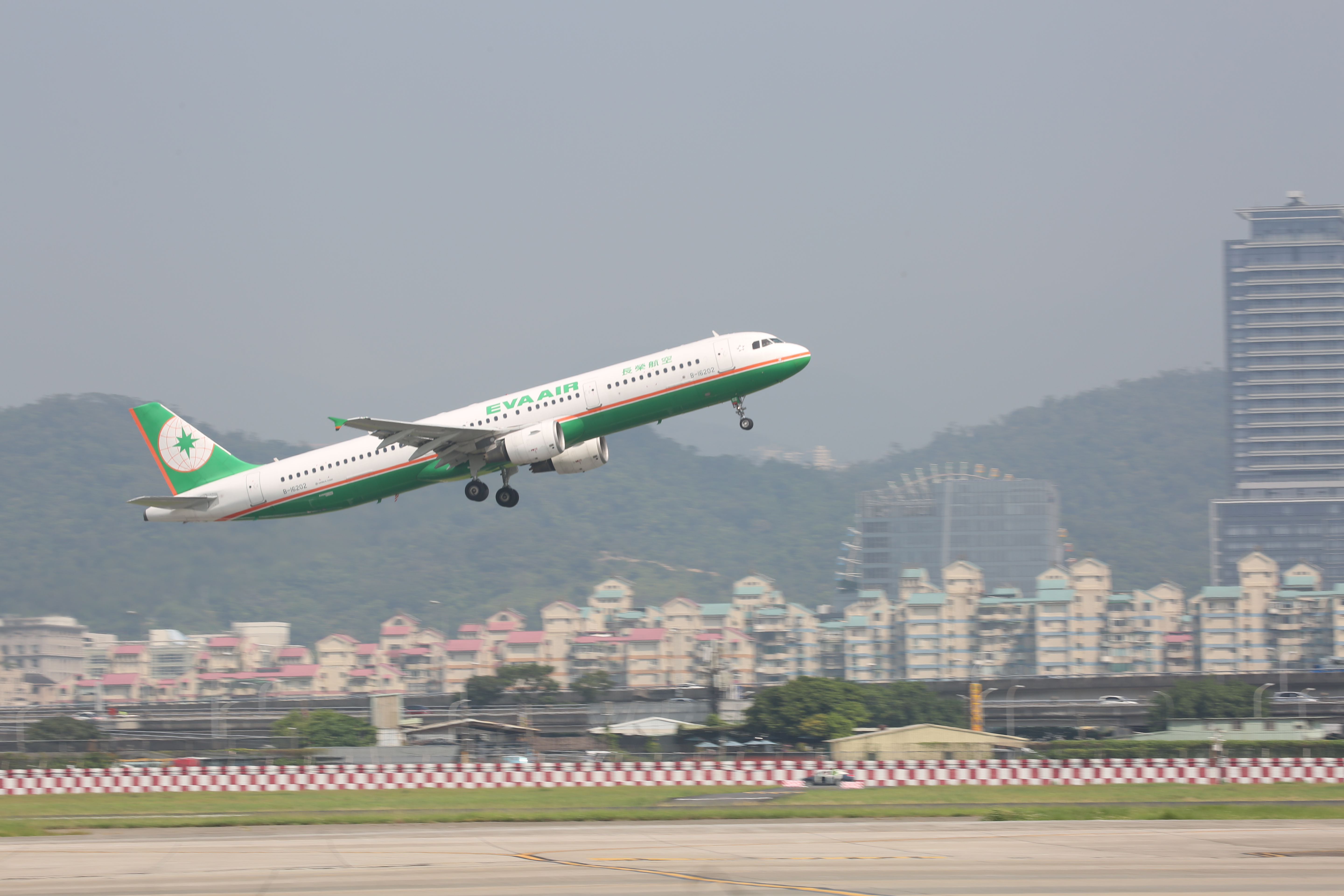 長榮航空空服員不幸離世，事件鬧上新聞版面，家屬竟收到同仁傳來催繳請假證明的訊息。（示意圖，資料照）