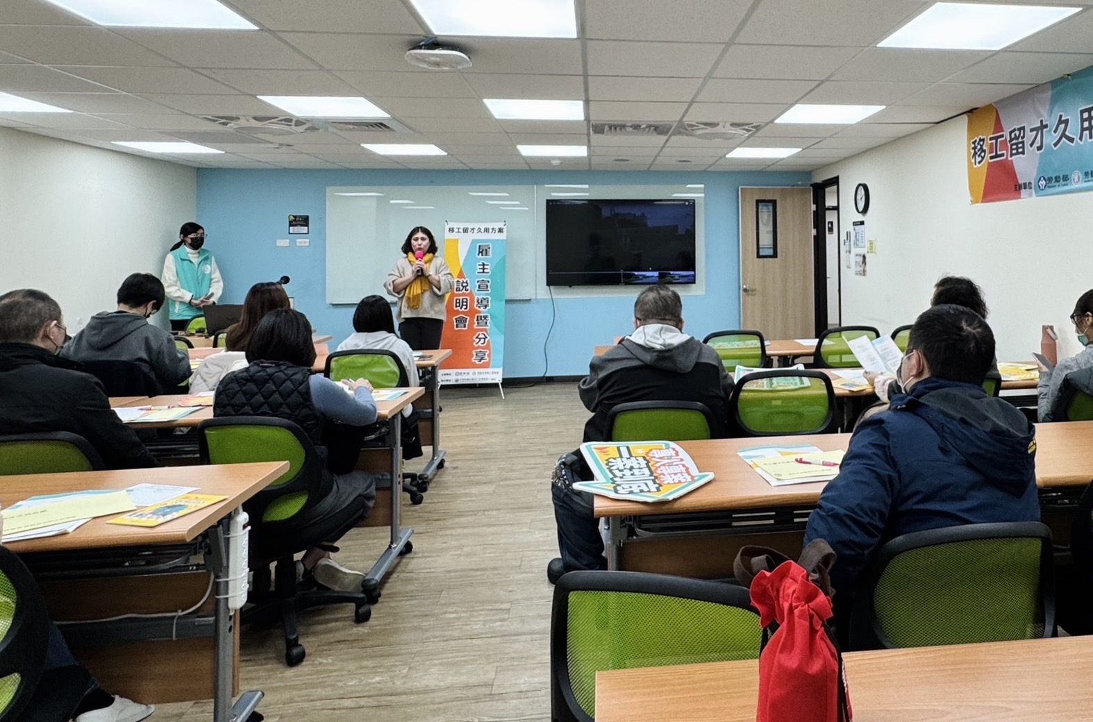 約有32家企業熱烈參與今日移工留才久用方案宣導說明會。（移民署提供）