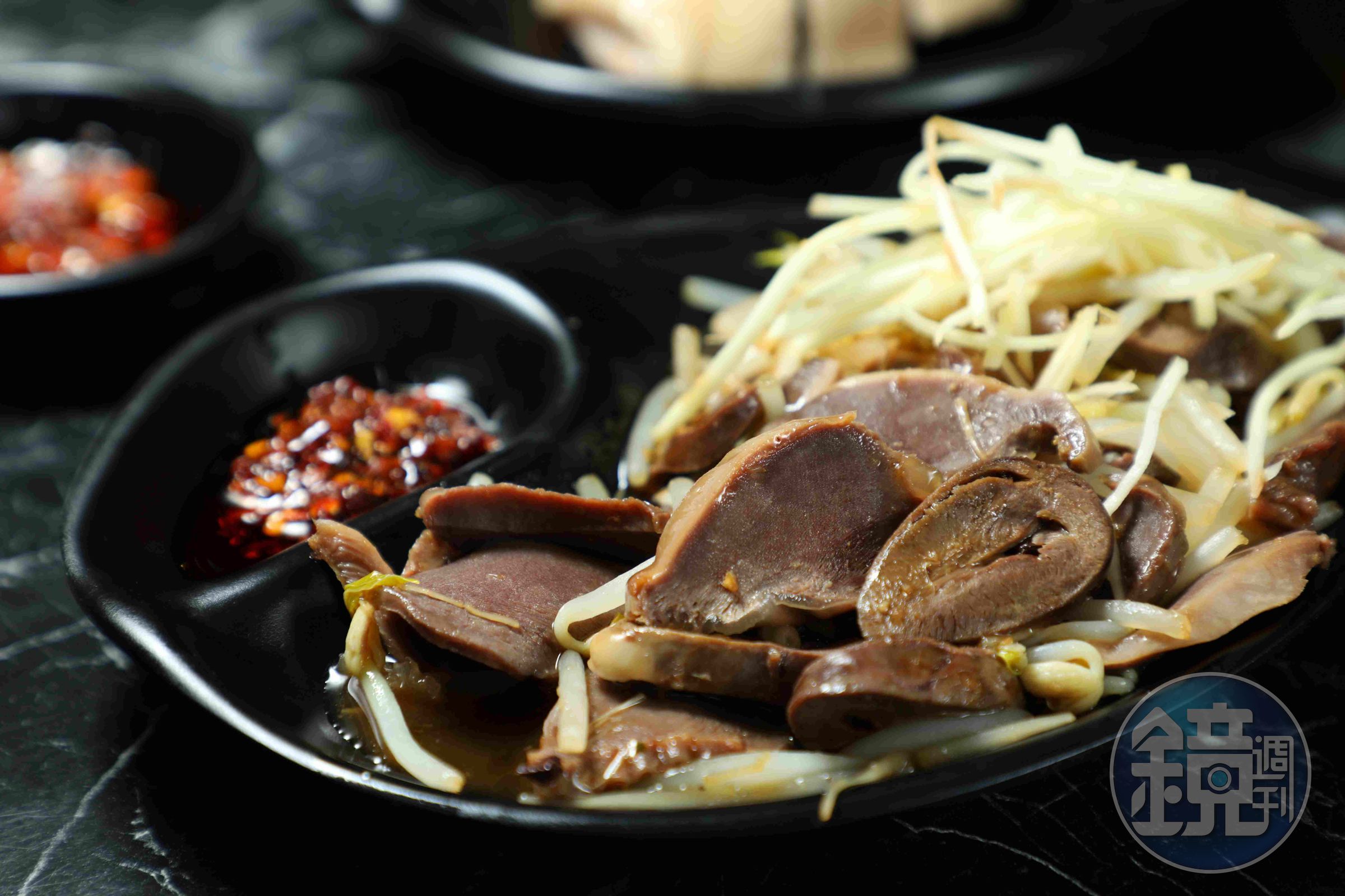 鴨心＋鴨胗（黑白切）等鴨下水切盤也很受歡迎。（100元／一人份）