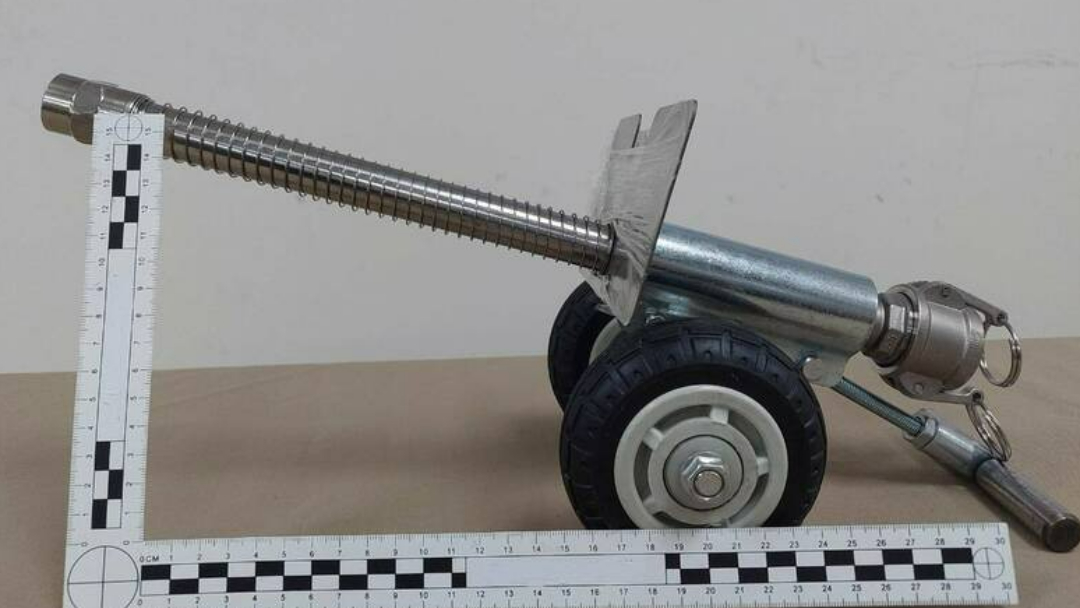 近日從中國流入的懷舊童年風「迷你迫擊炮」被列為「非制式槍砲」，警方已逮捕7名買家。（翻攝畫面）